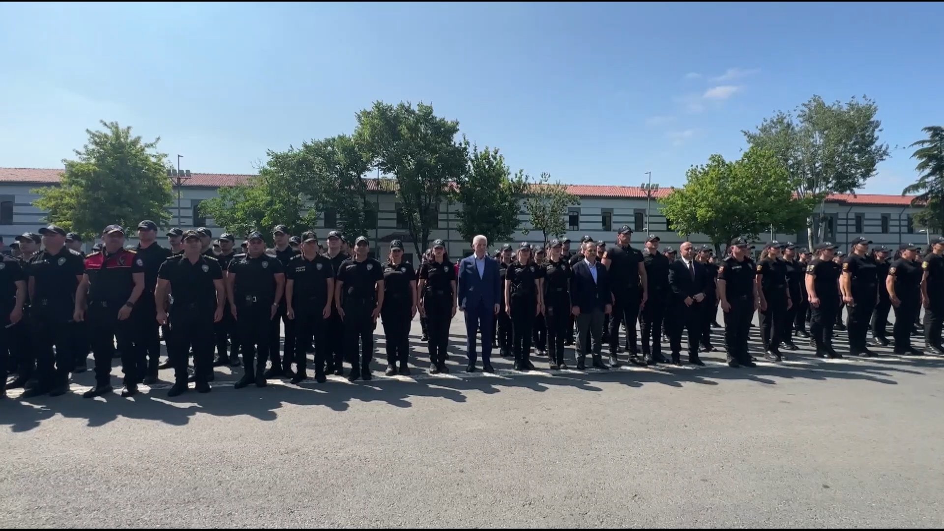 Vali Gül Polislerle Fotoğraf