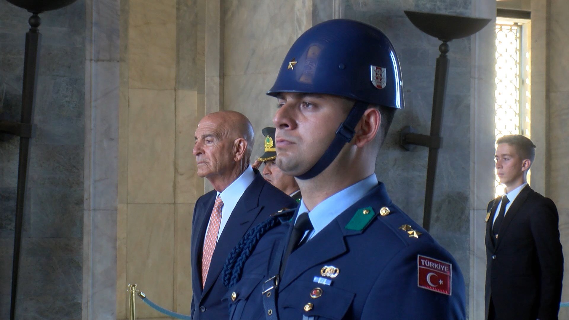 ABD Büyükelçisi Tom Barrack saygı duruşu
