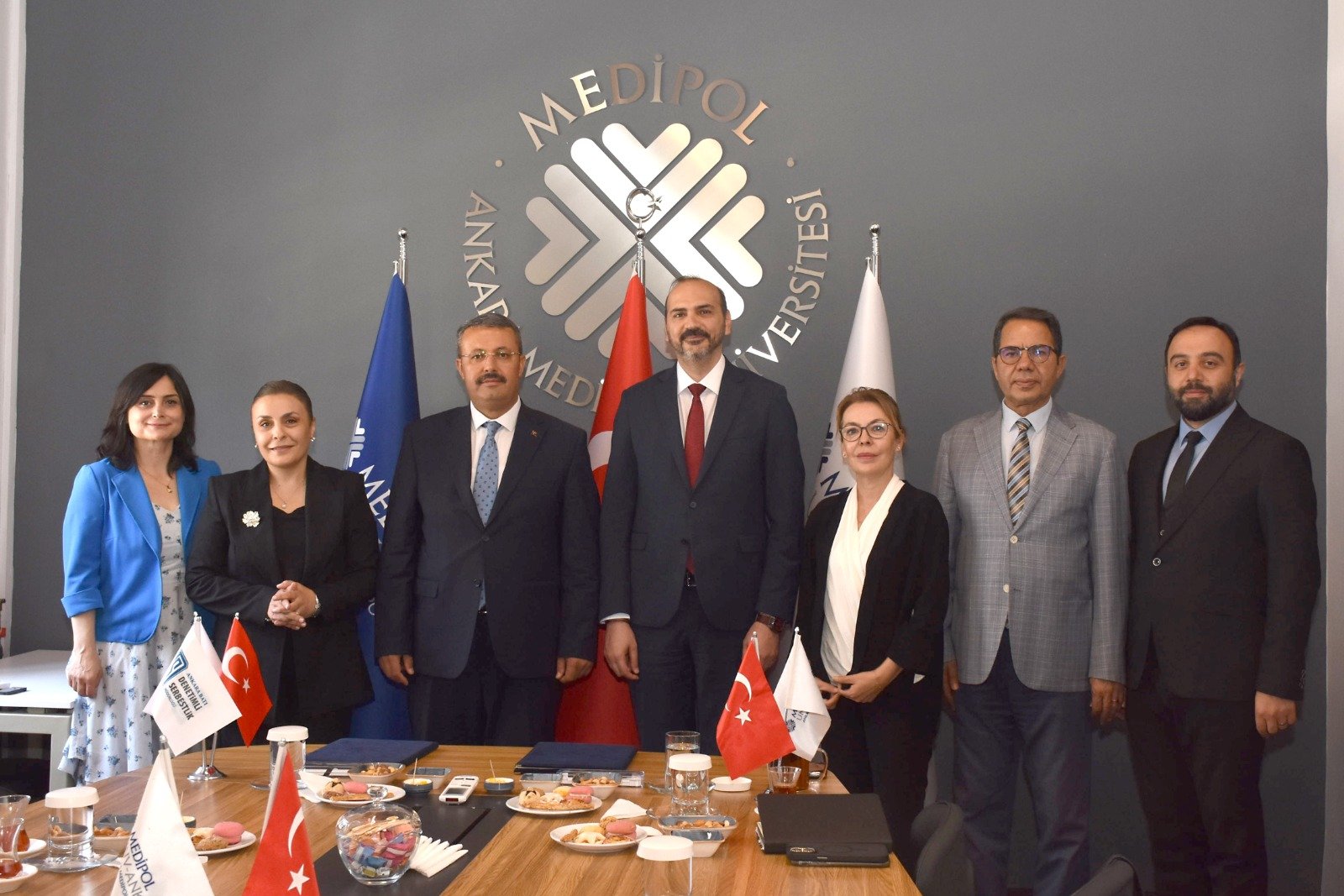 Mustafa Gökçe ve Prof. Dr. Tolga Tolunay protokol imzalıyor