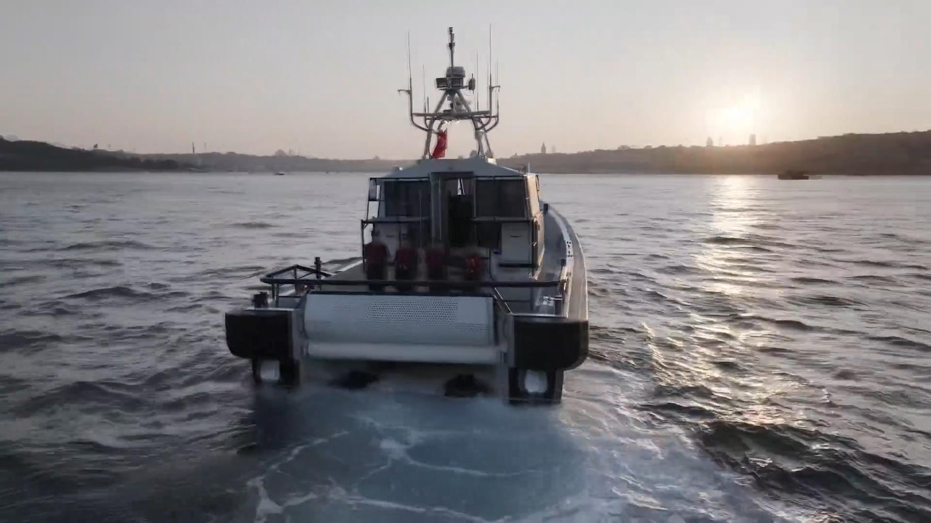 Sahil Güvenlik Personeli Selamlama Yapıyor