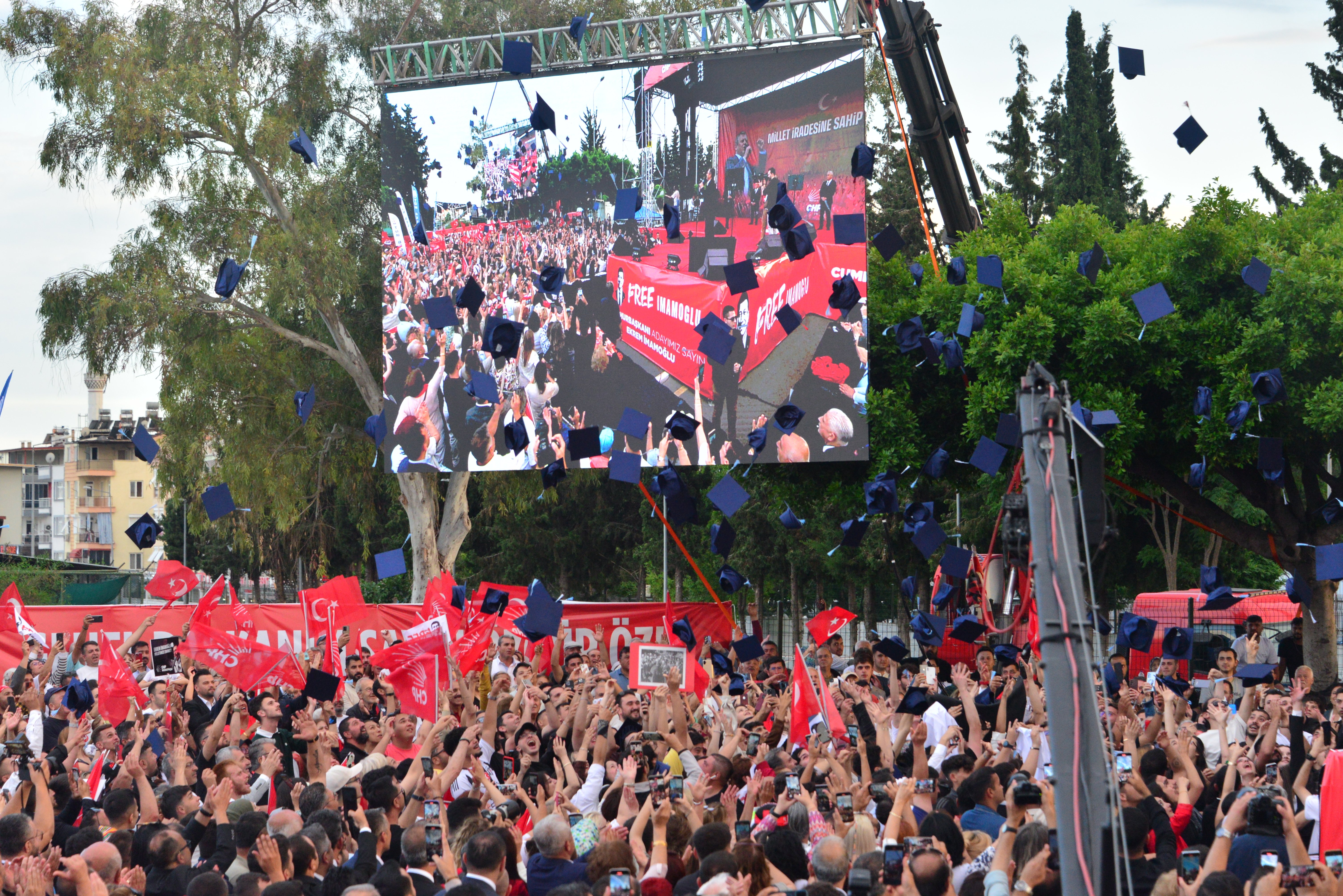 Özgür Özel ve Kalabalık