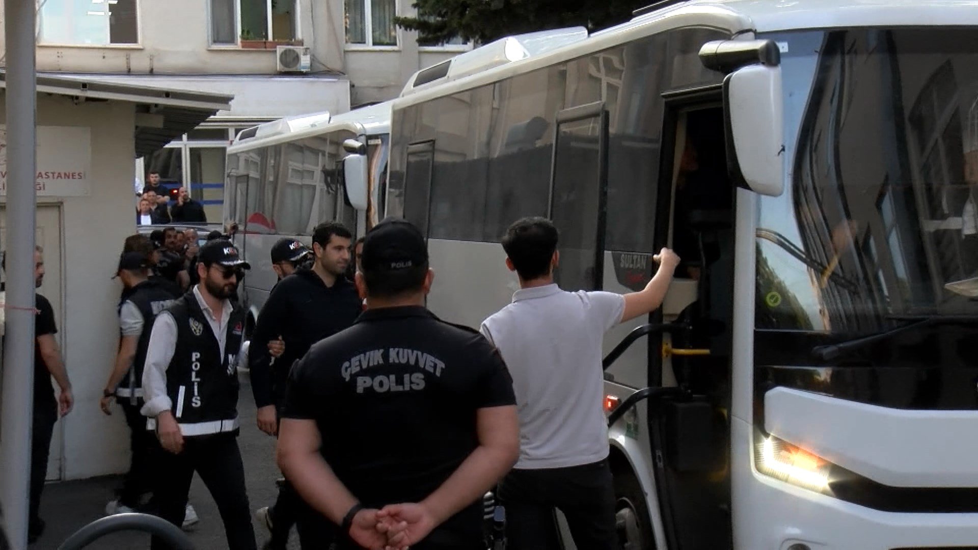 Hastane Önünde Bekleyen Aileler