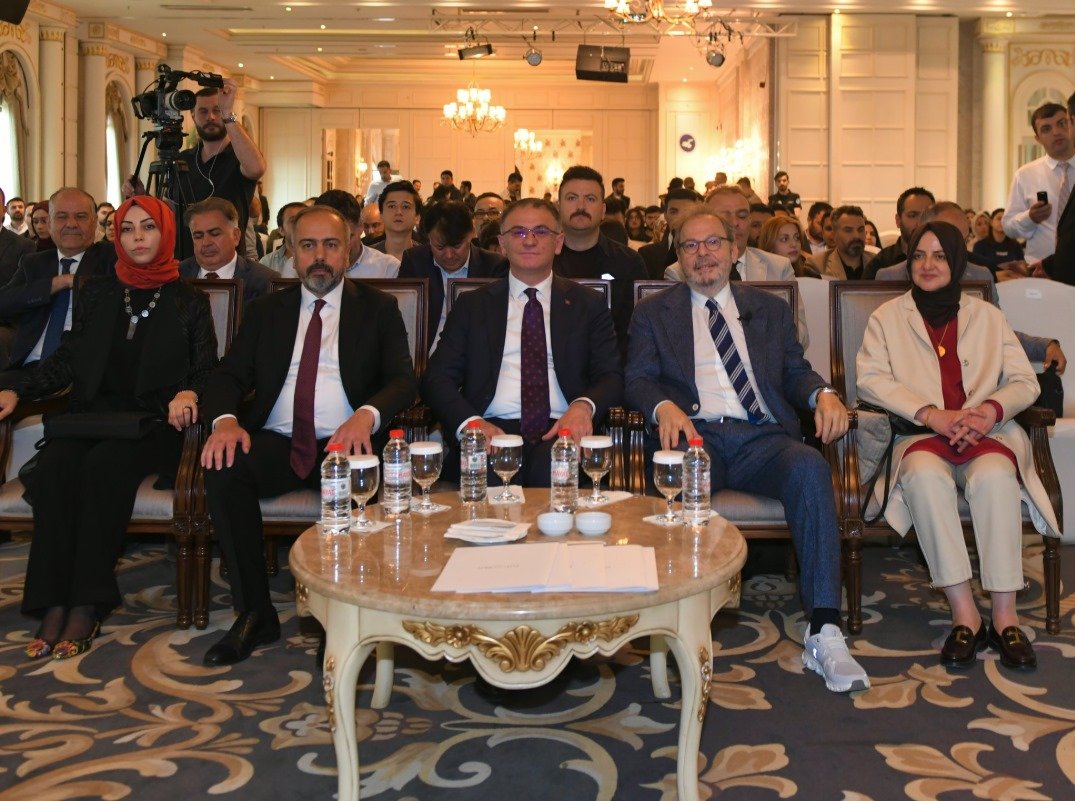 Cüneyd Zapsu gençlere seslendi
