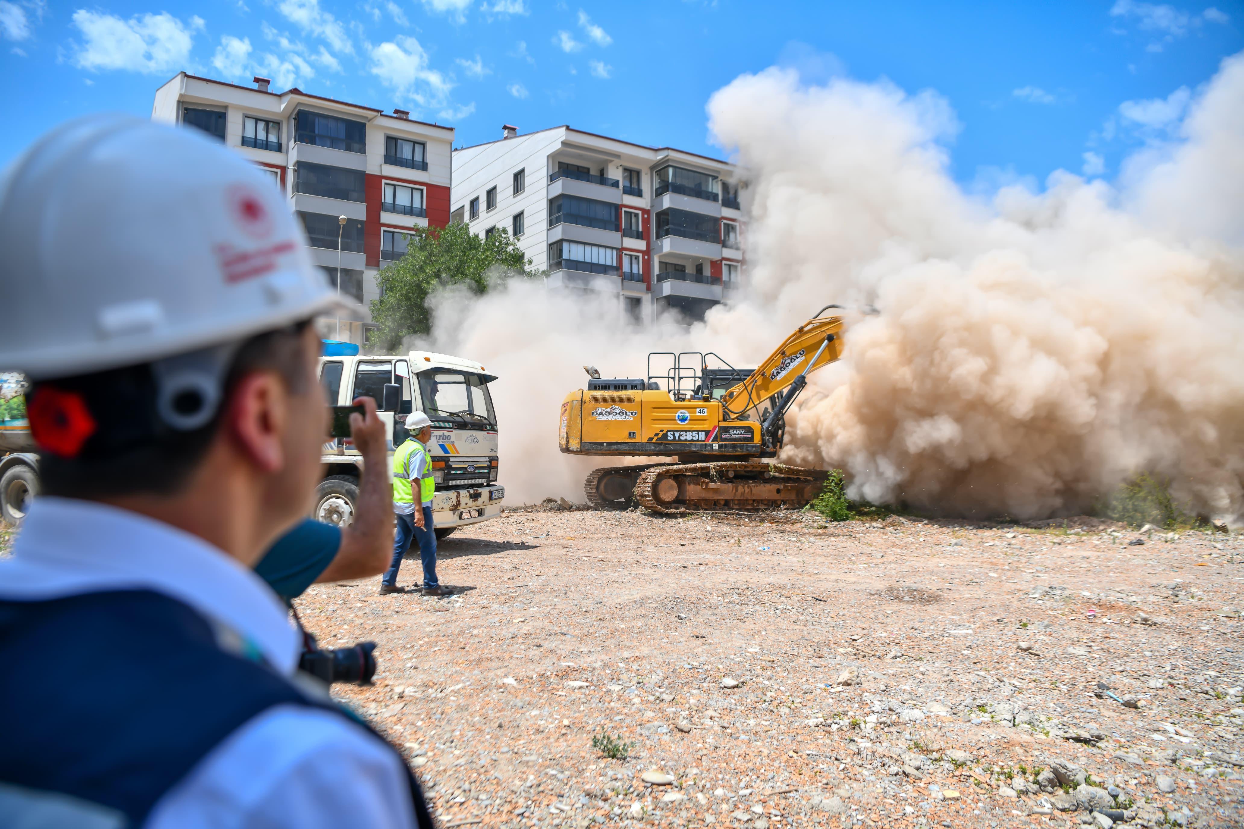 Tunceli Valisi Şefik Aygöl yıkım çalışmalarını denetliyor