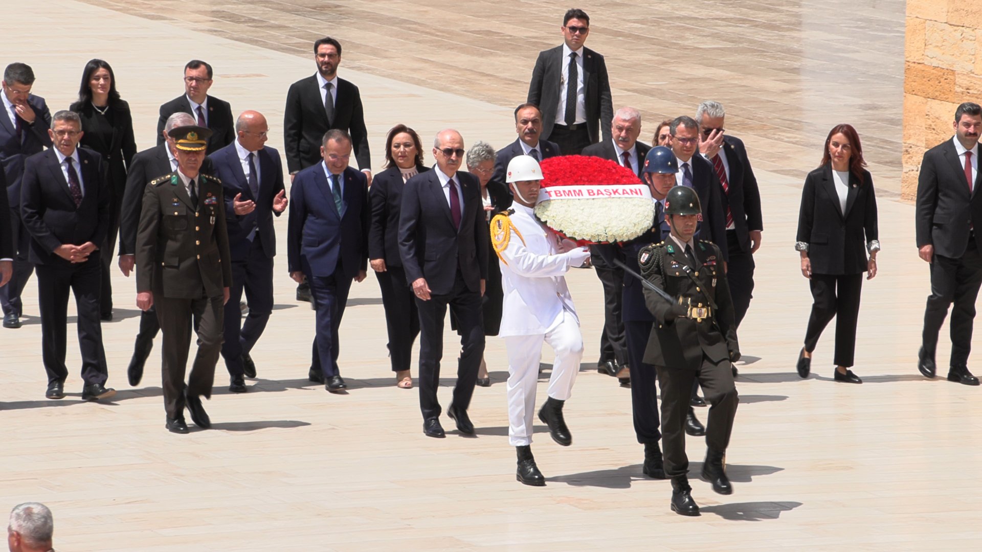 Numan Kurtulmuş Anıtkabir defteri imzalıyor
