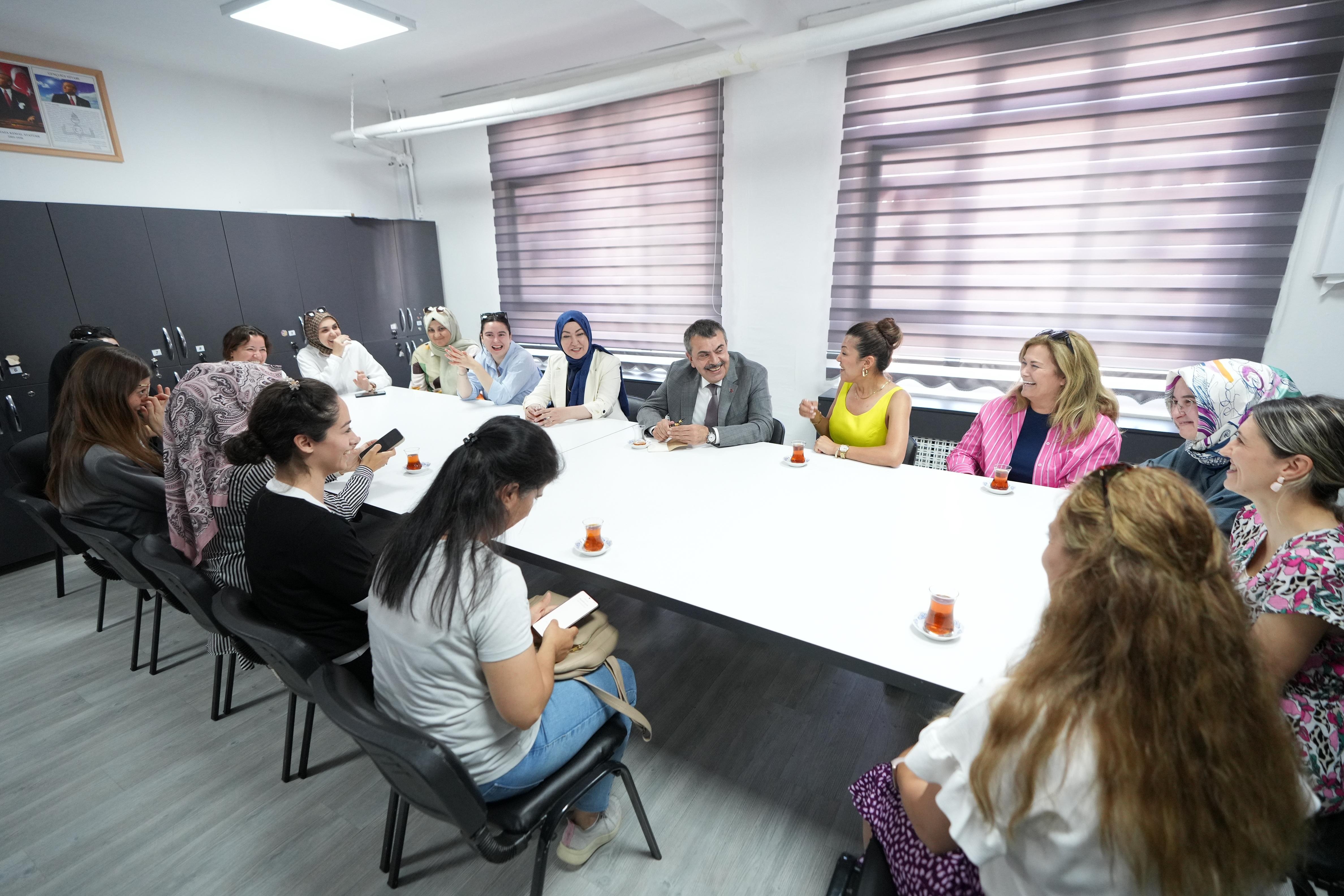 Milli Eğitim Bakanı Yusuf Tekin öğrencilerle halat çekme yarışmasında