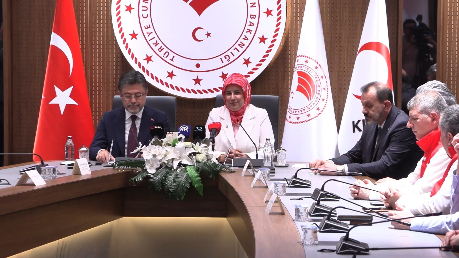 Tarım ve Orman Bakanı İbrahim Yumaklı ve Türk Kızılay Genel Başkanı Fatma Meriç Yılmaz