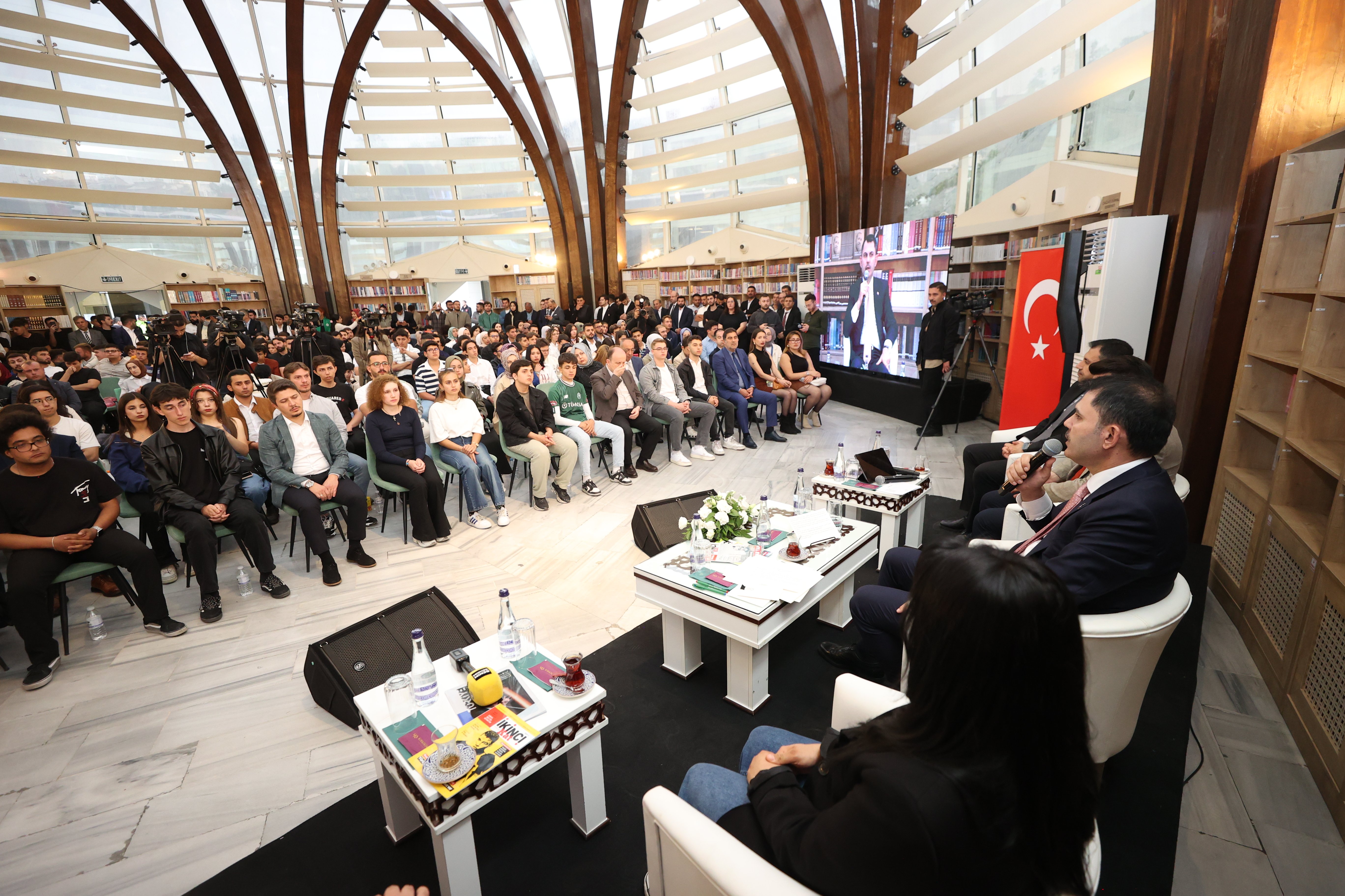 Bakan Kurum Gençlerle Sohbet Ediyor