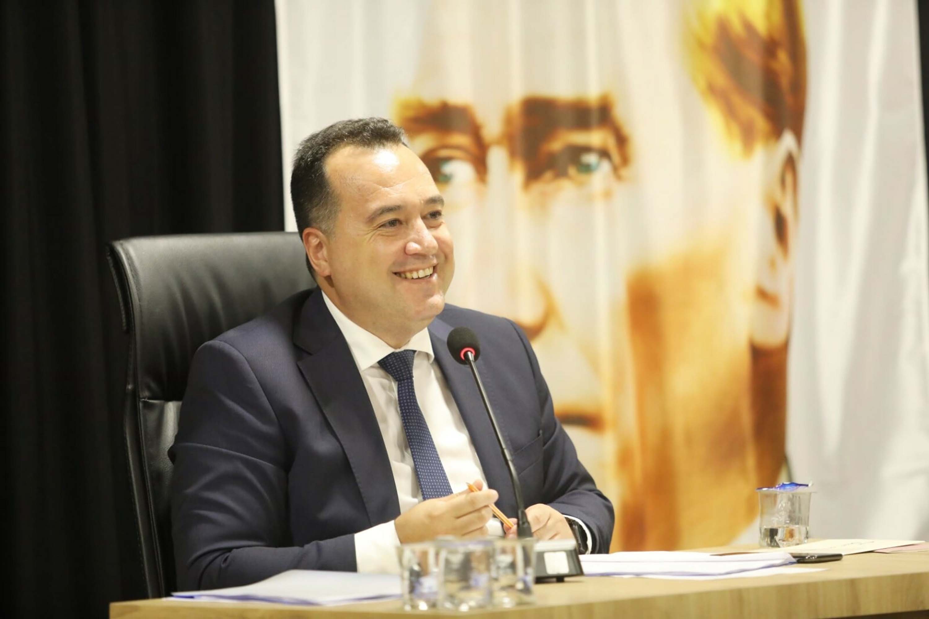Besim Dutlulu oy kullanırken