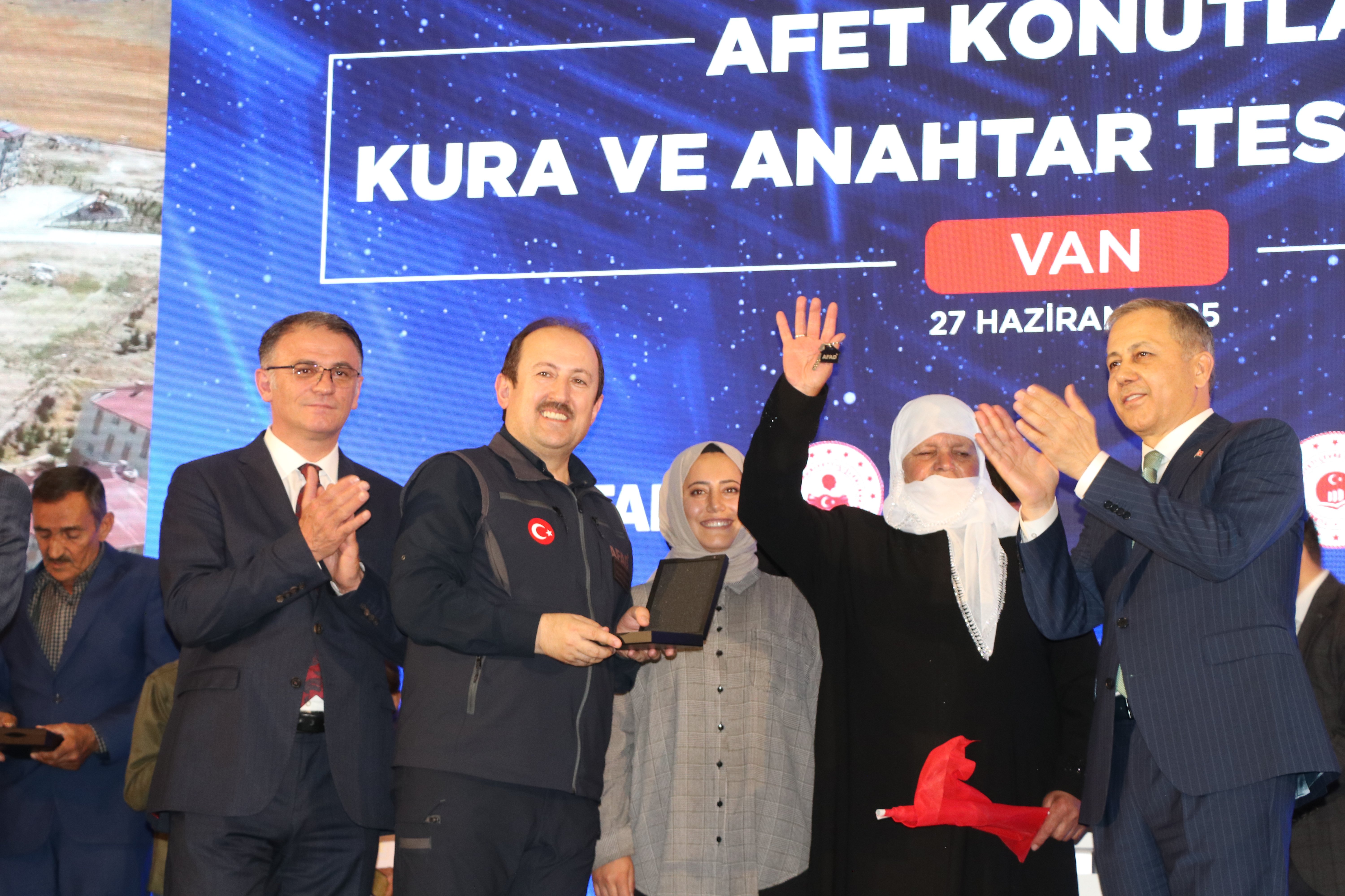 Bakan Yerlikaya konut teslim töreninde