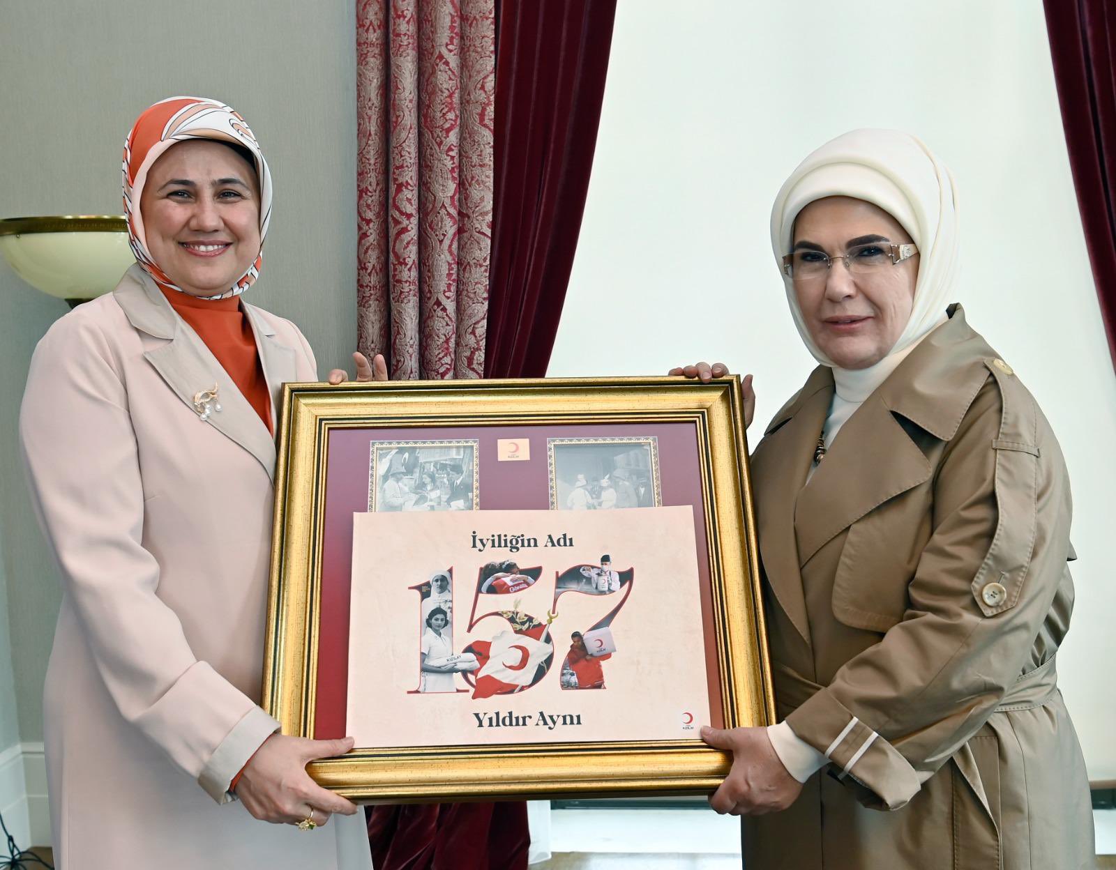 Emine Erdoğan Türk Kızılay Başkanı ile görüşüyor