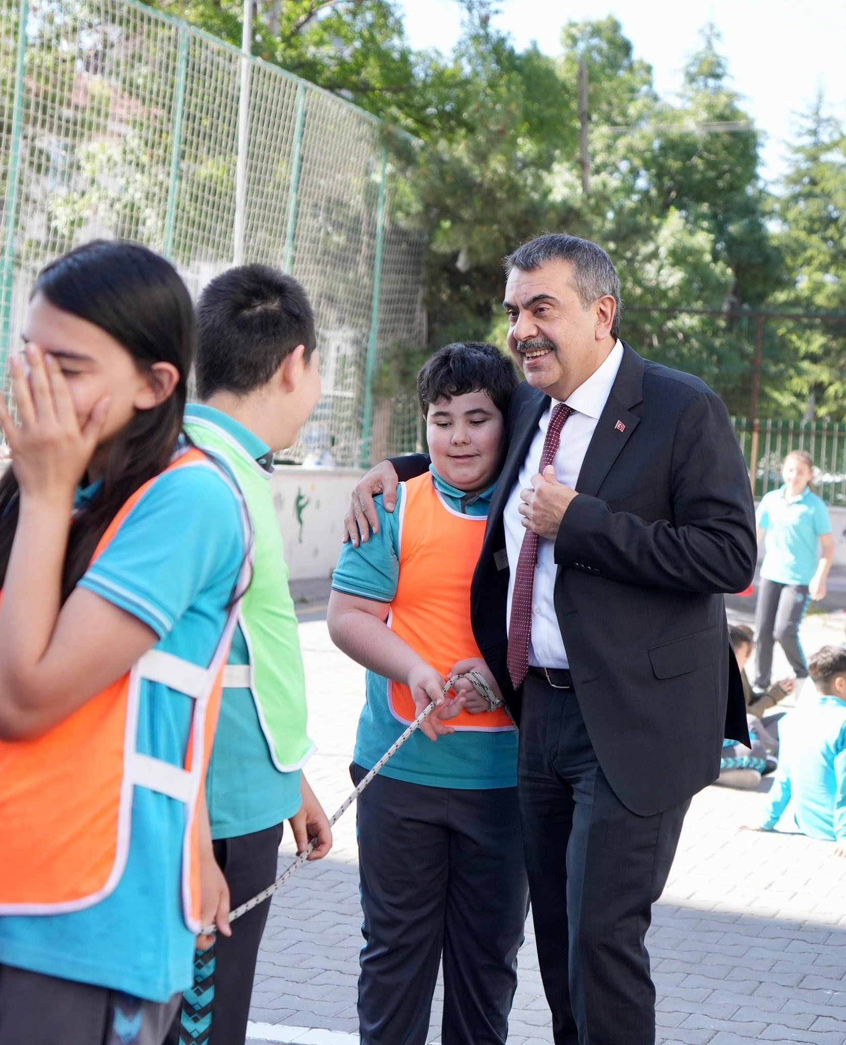 Bakan Tekin okul ziyaretinde öğrencilerle sohbet ediyor