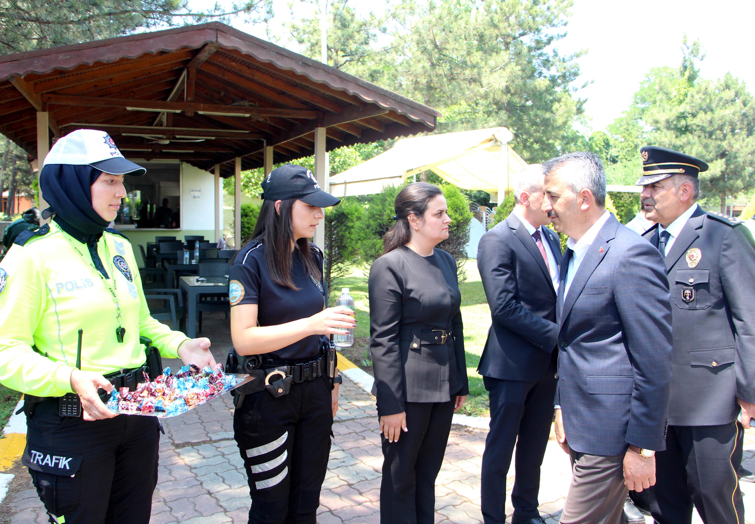 Edirne Valisi Yunus Sezer emniyet personeliyle