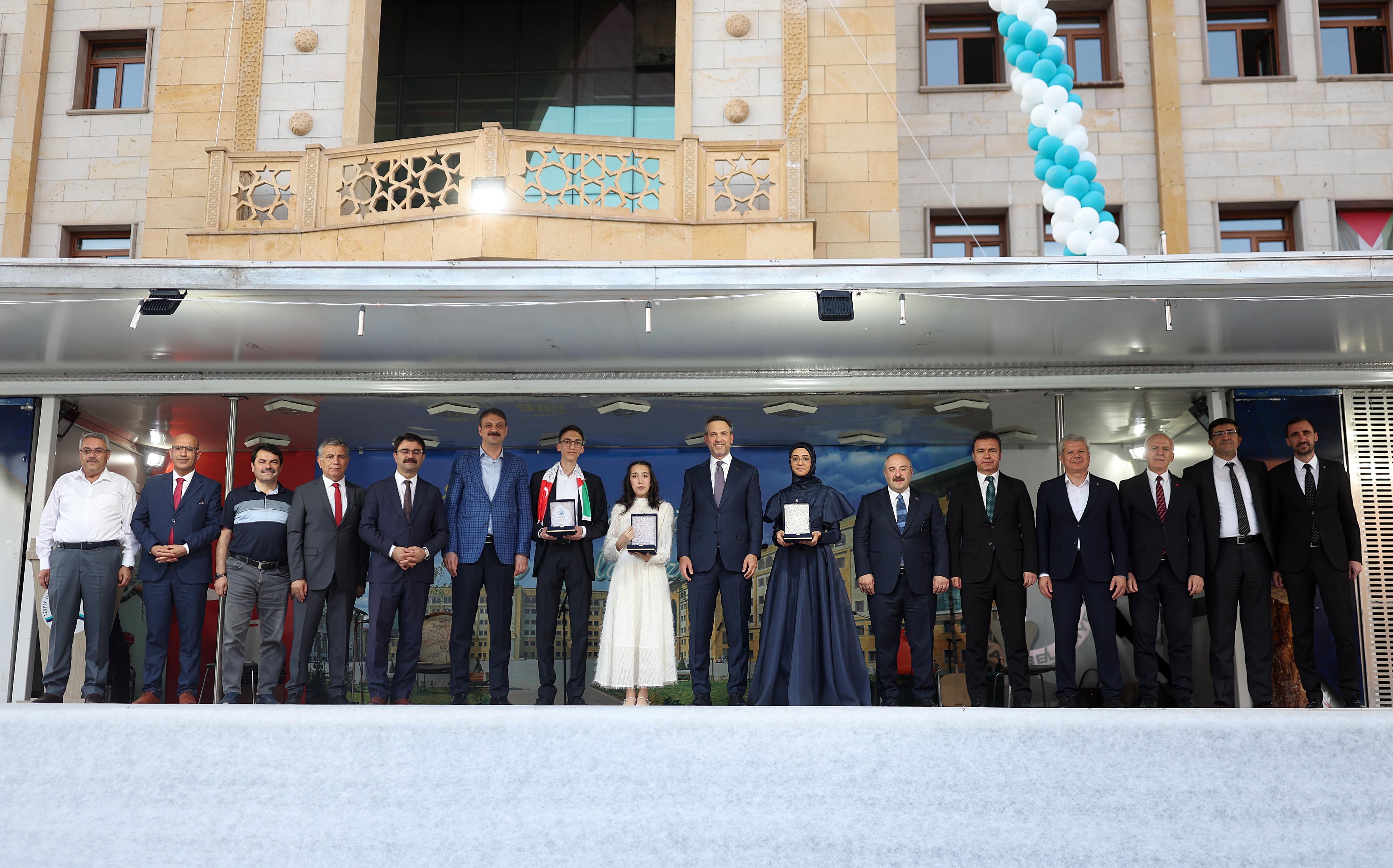 Bakan Bayraktar öğrencilerle bir arada