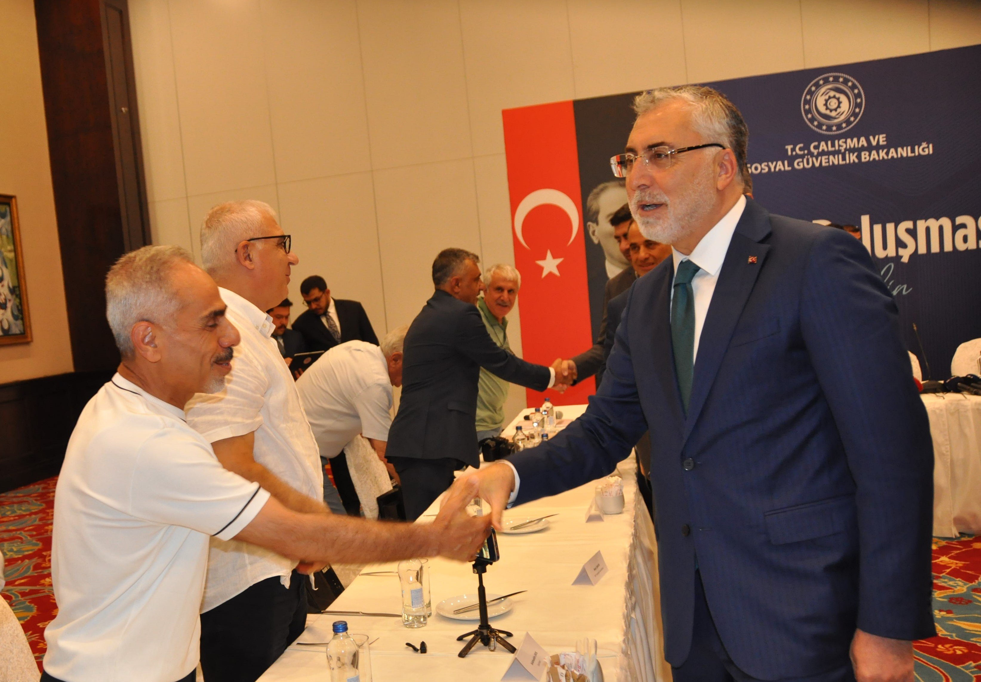 Bakan Işıkhan konuşma yapıyor