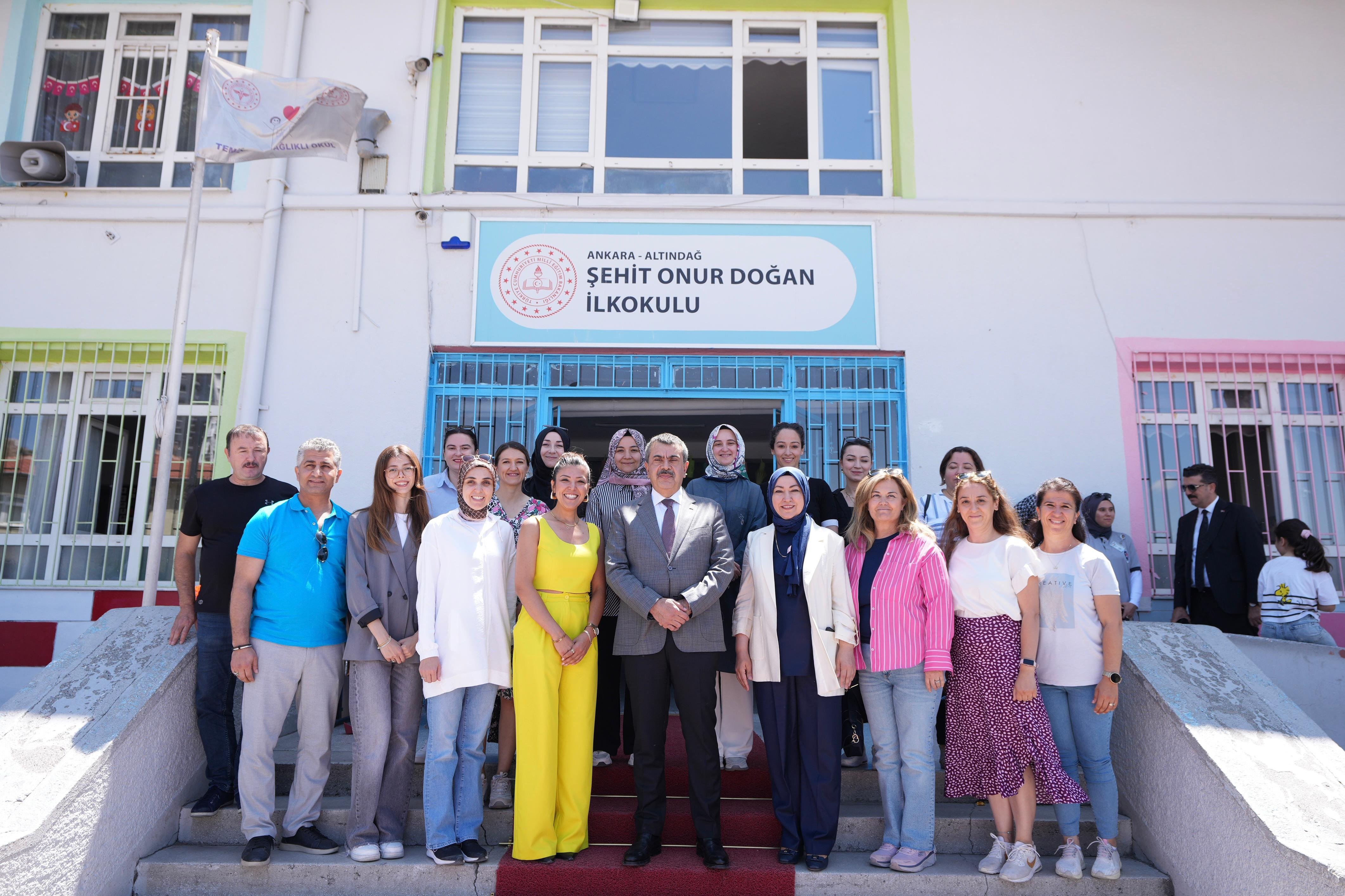 Milli Eğitim Bakanı Yusuf Tekin öğrencilerle fotoğraf çektirdi