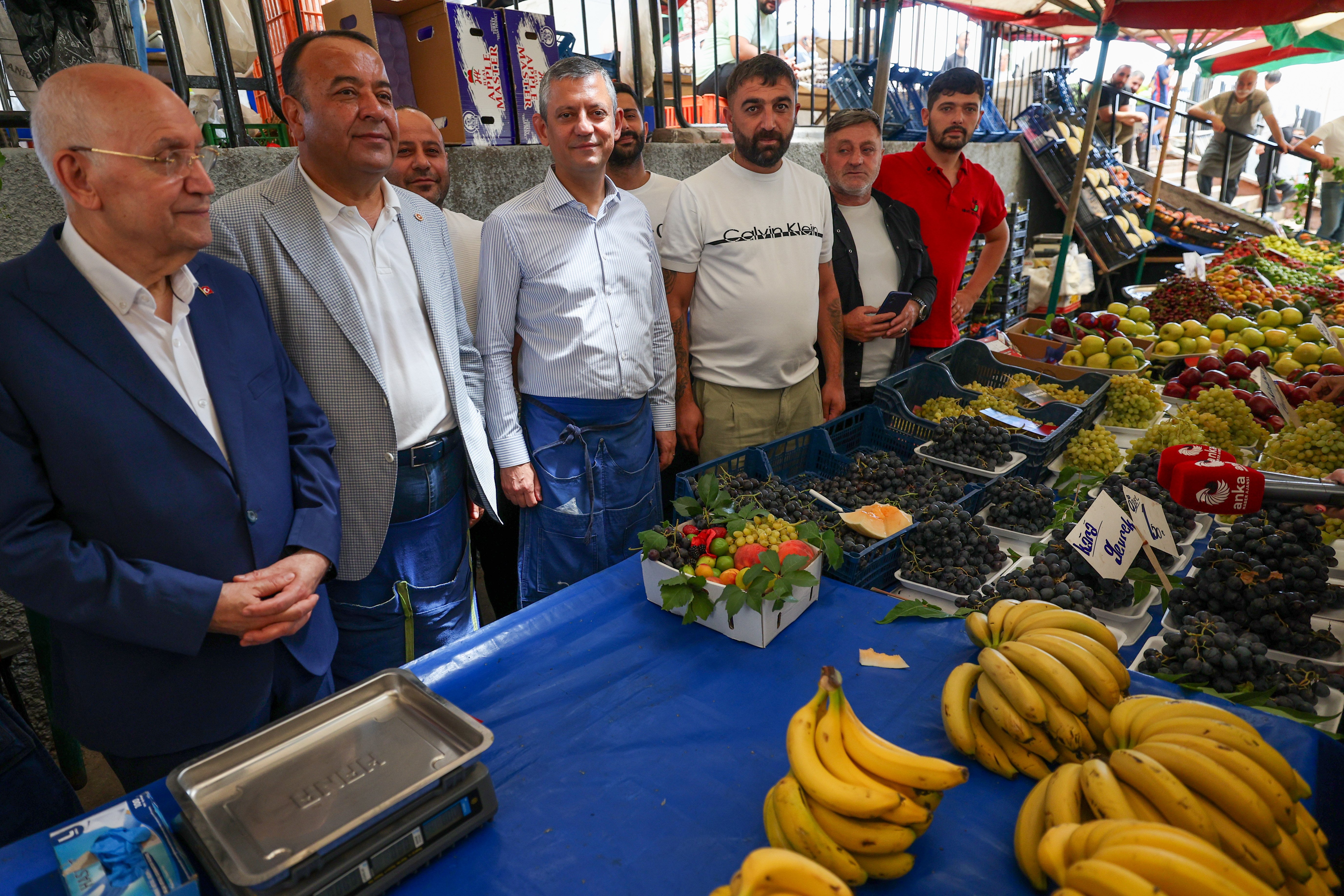 Özgür Özel vatandaşlarla sohbet