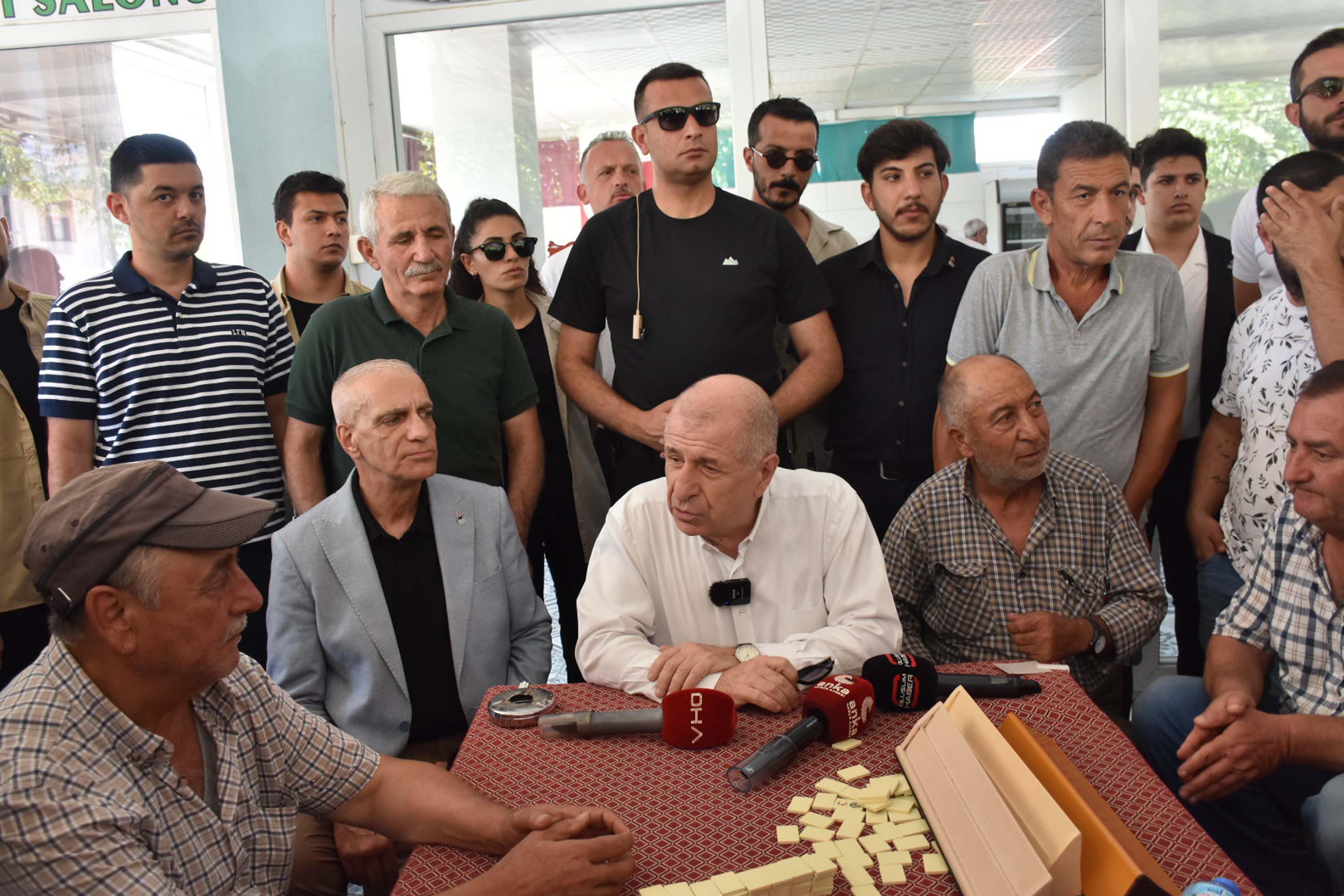Ümit Özdağ vatandaşlarla