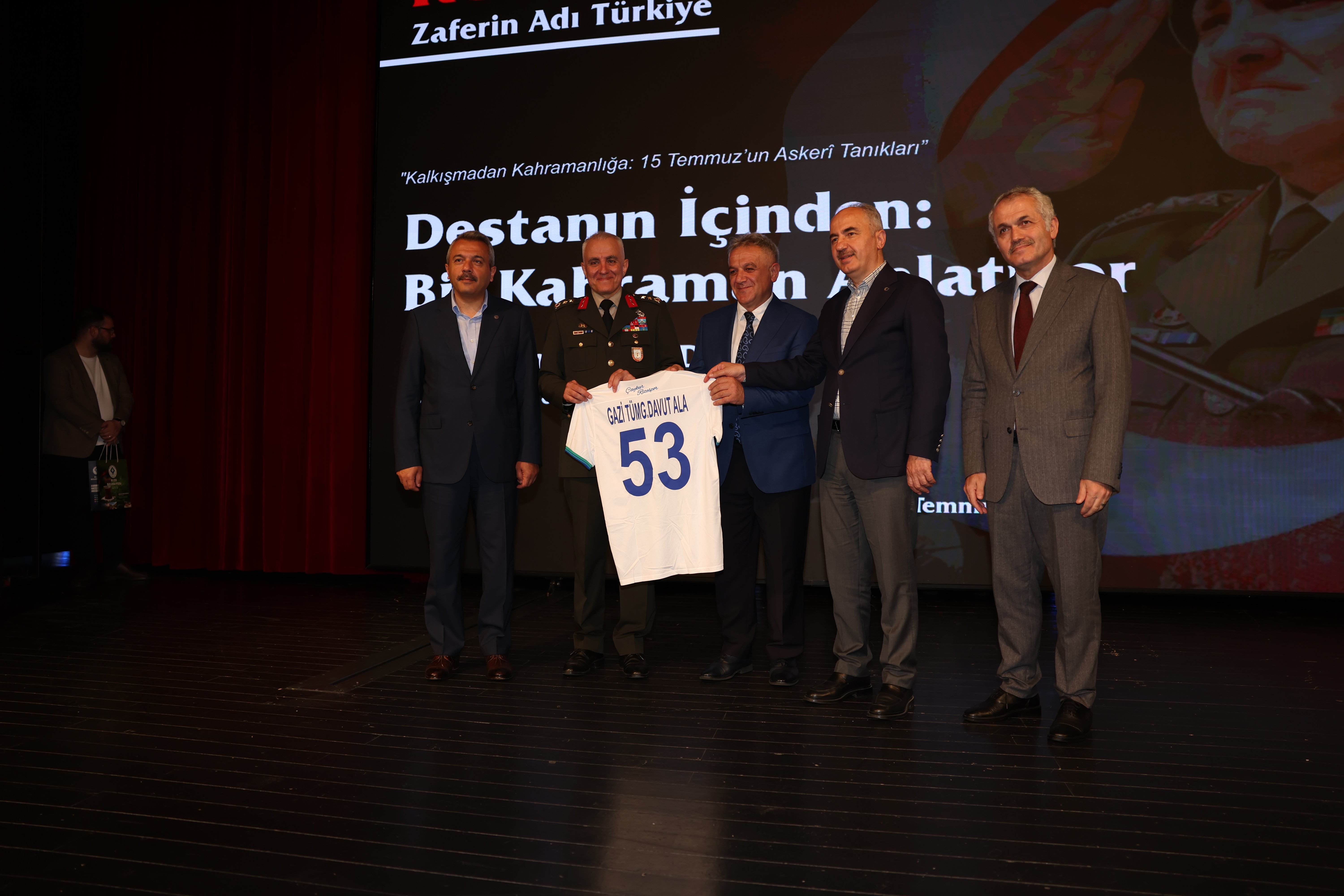 Tümgeneral Ala Konuşma Yaparken