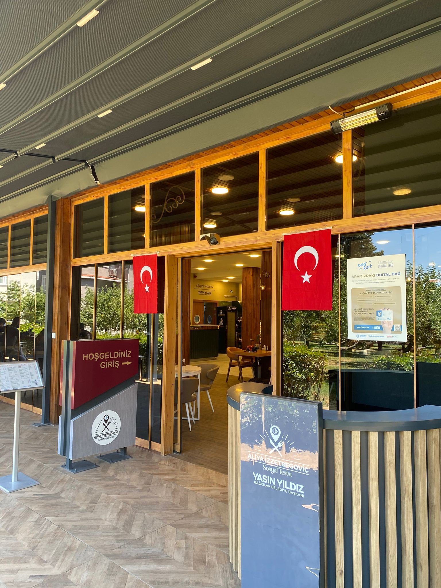 Bağcılar Belediyesi bayraklarla donatıldı