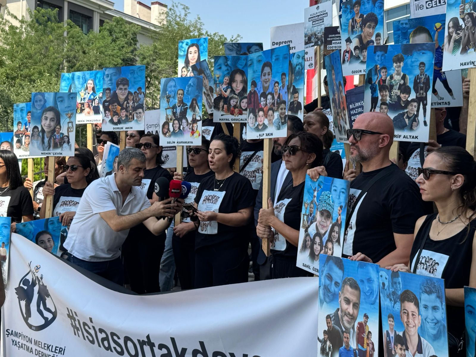 KKTC Başbakanı Ünal Üstel Adliye Önünde
