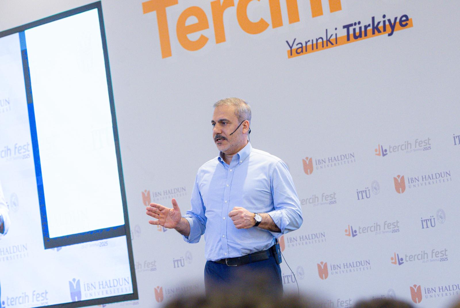 Hakan Fidan gençlerle