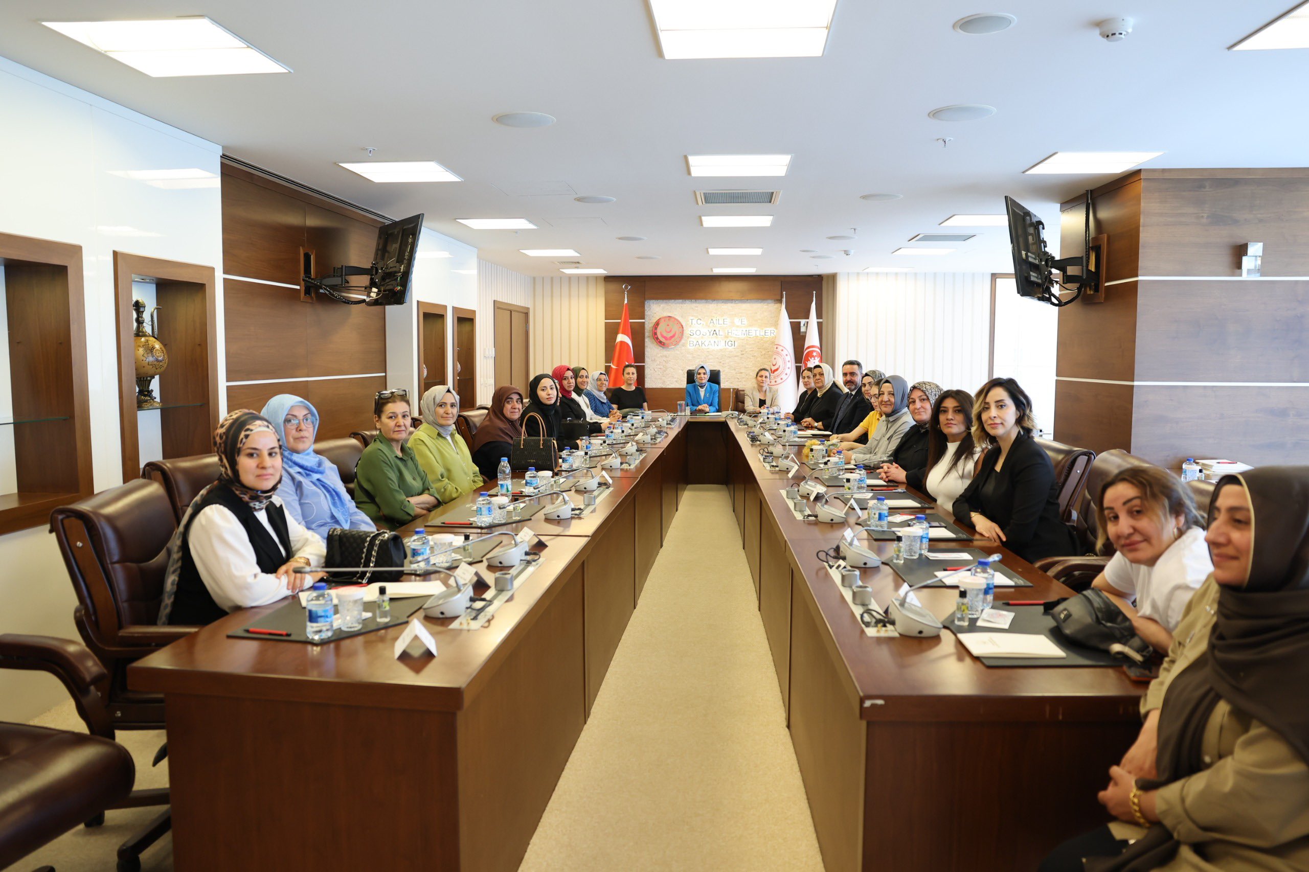 Bakan Göktaş şehit eşleriyle görüşüyor