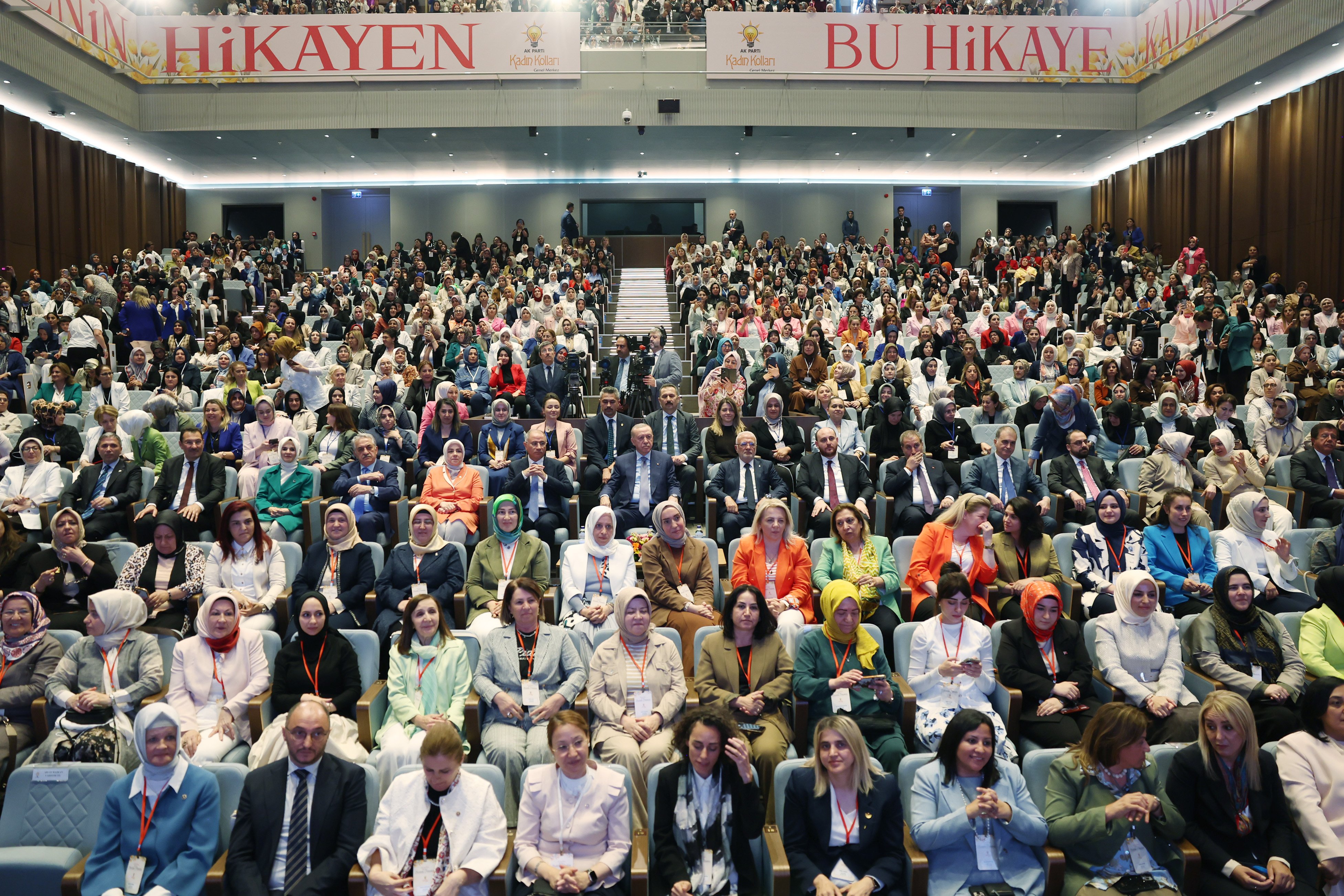 Cumhurbaşkanı Erdoğan konuşma yaparken