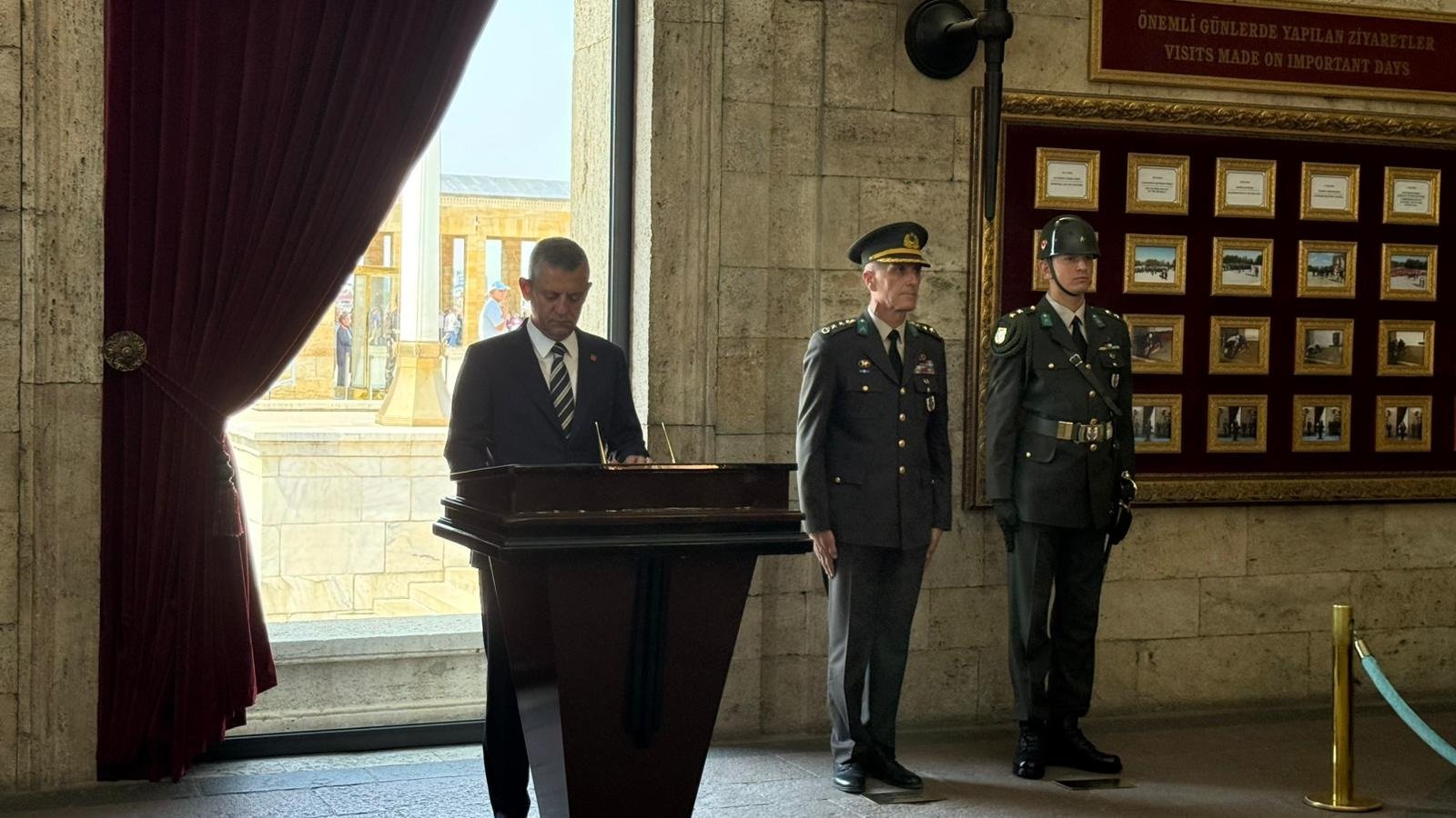 Özgür Özel Anıtkabir