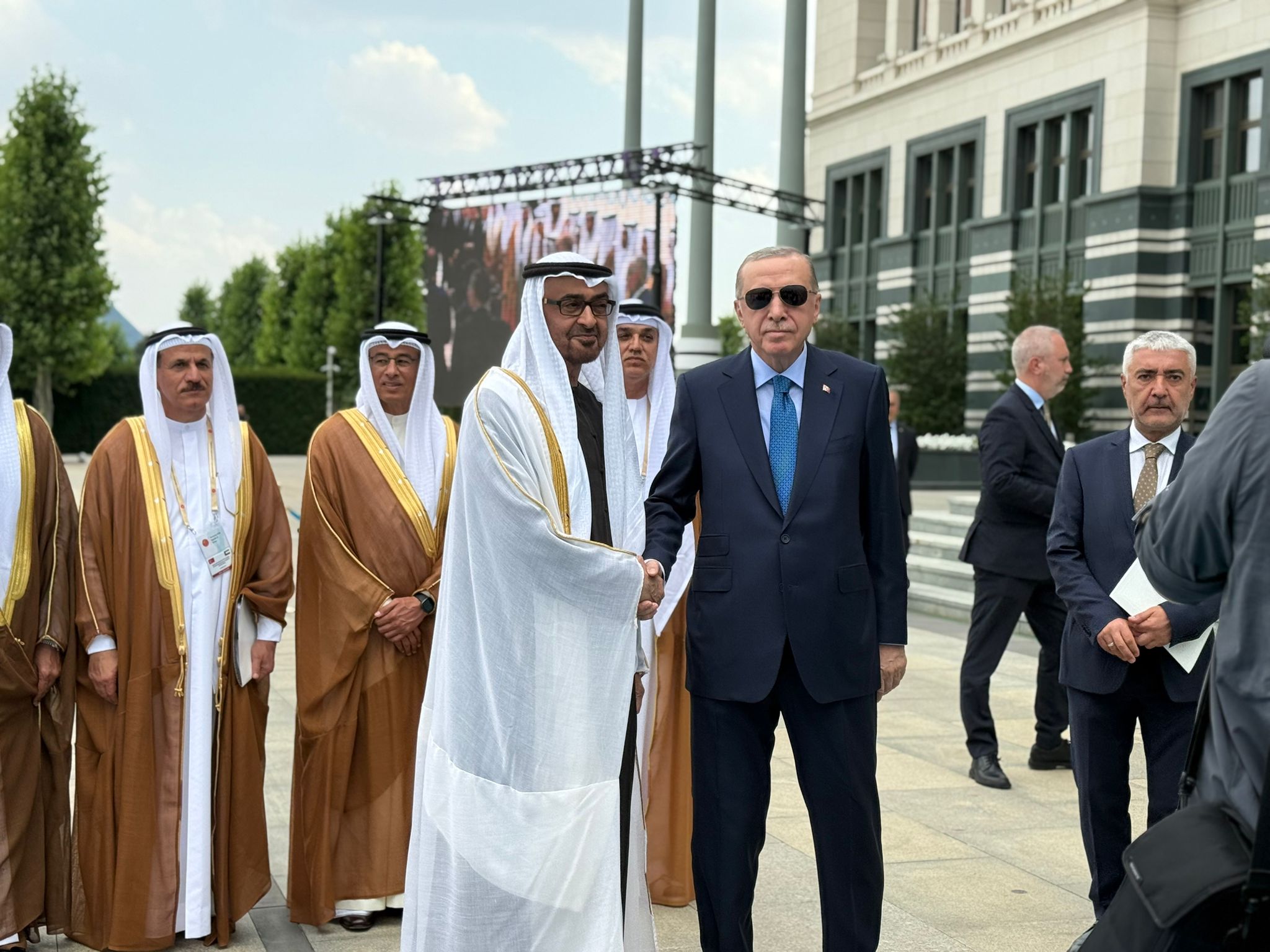 Erdoğan ve Al Nahyan bayraklar önünde
