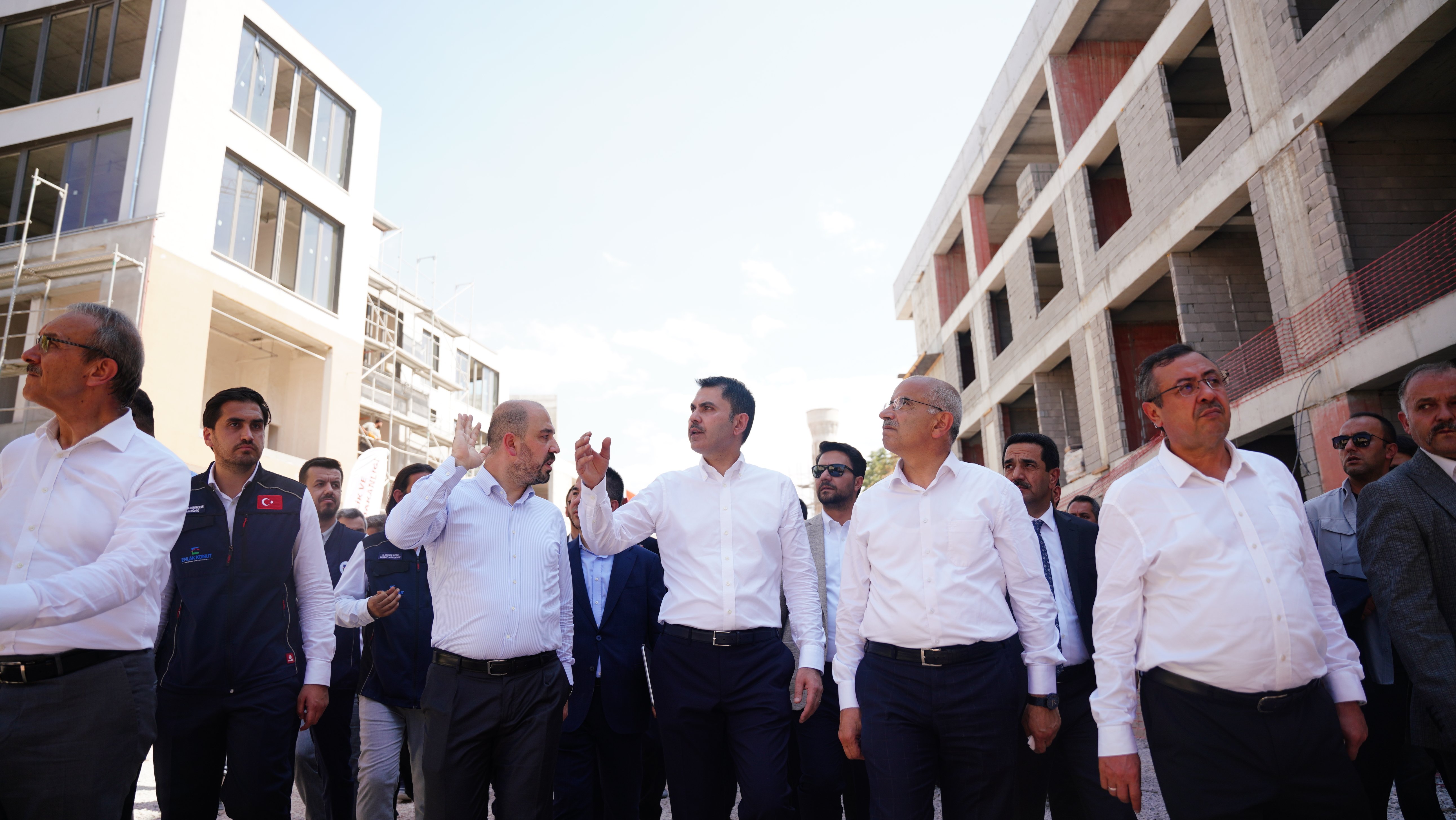 Bakan Kurum müteahhitlerle görüşüyor