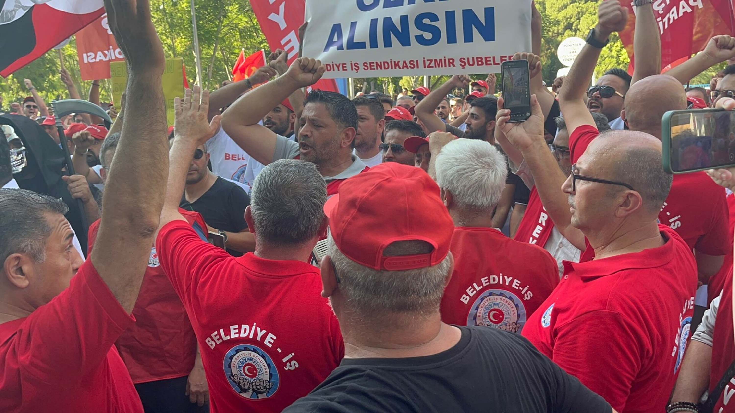 İzmir Büyükşehir Belediye Meclisi önünde arbede