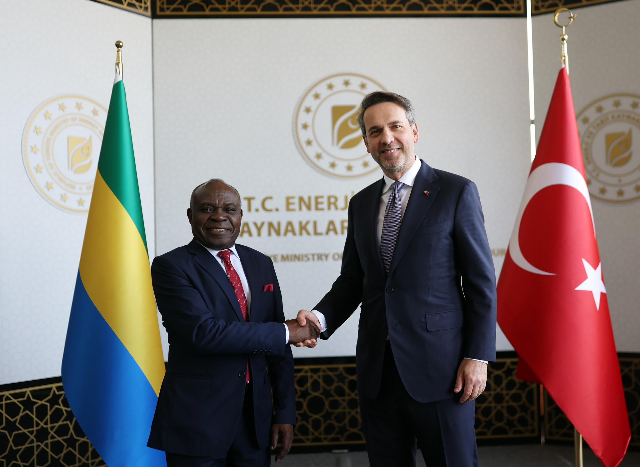 Bakan Bayraktar Gabonlu Bakanlarla Görüşüyor