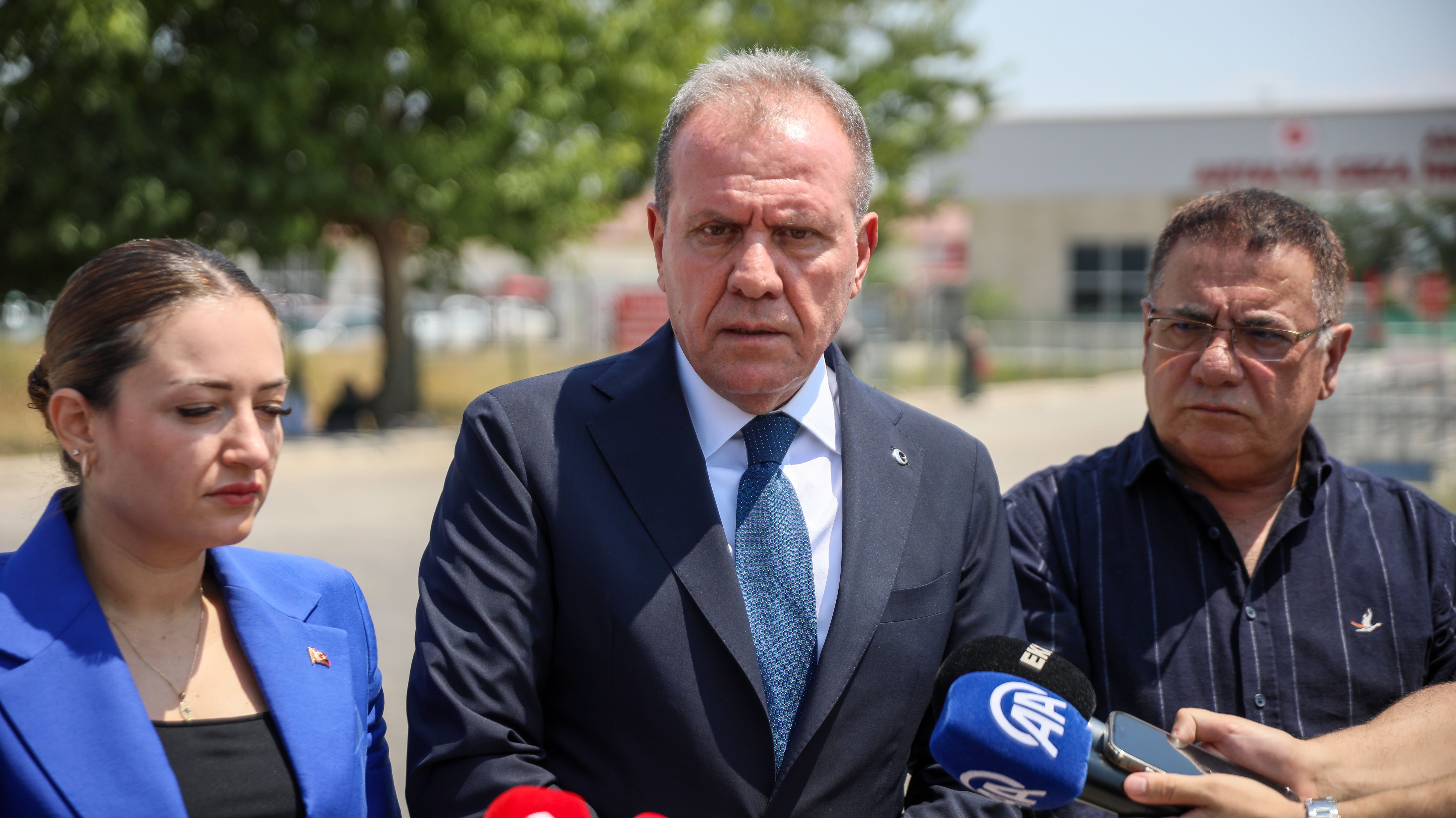 Vahap Seçer açıklama yapıyor