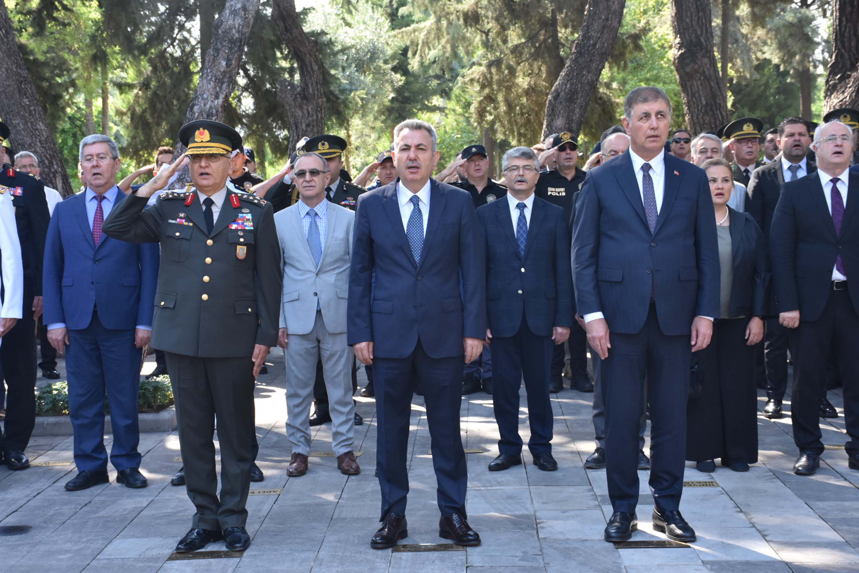 15 Temmuz Şehitleri İçin Karanfil Bırakıldı