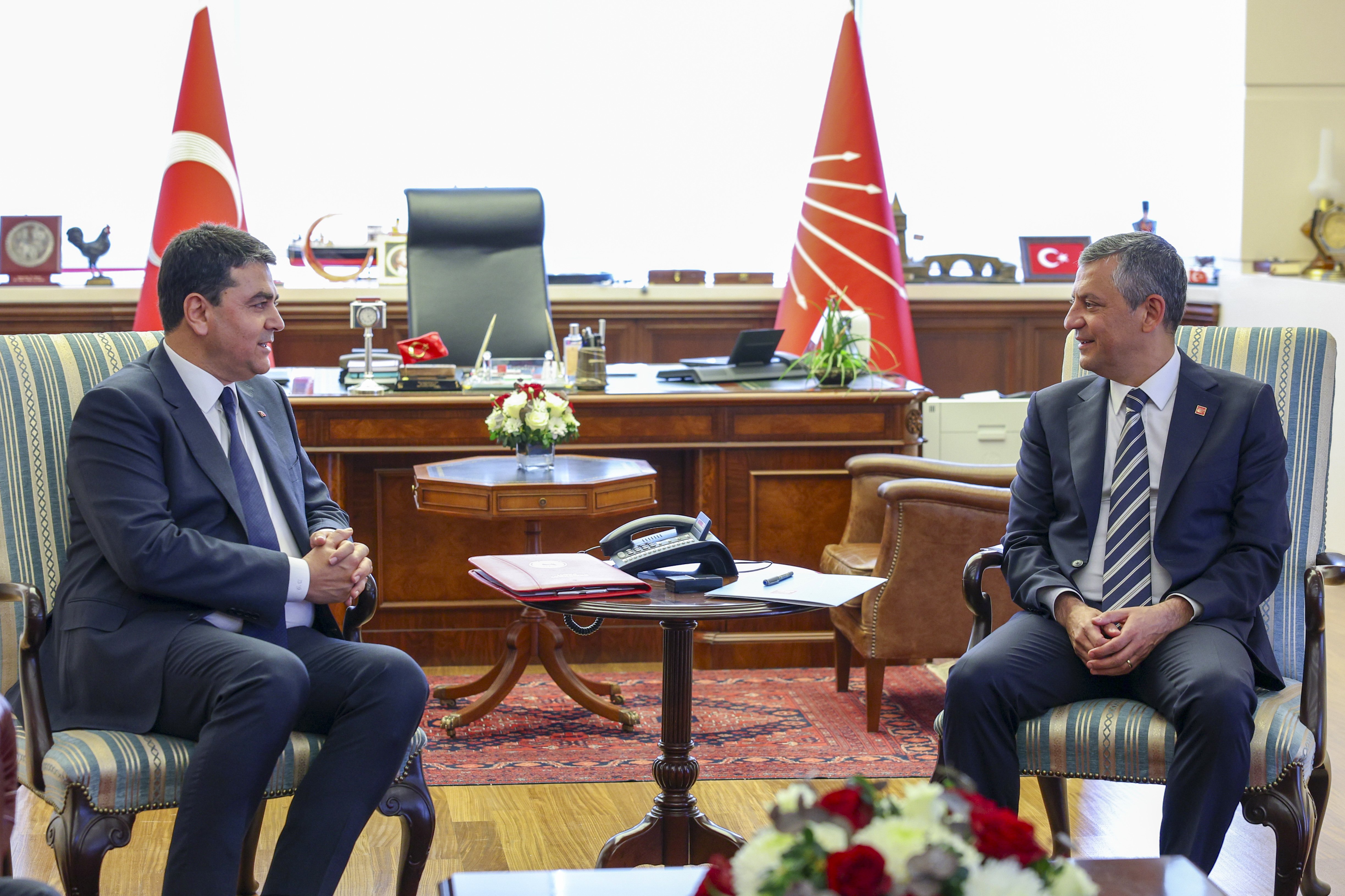 Özgür Özel ve Gültekin Uysal