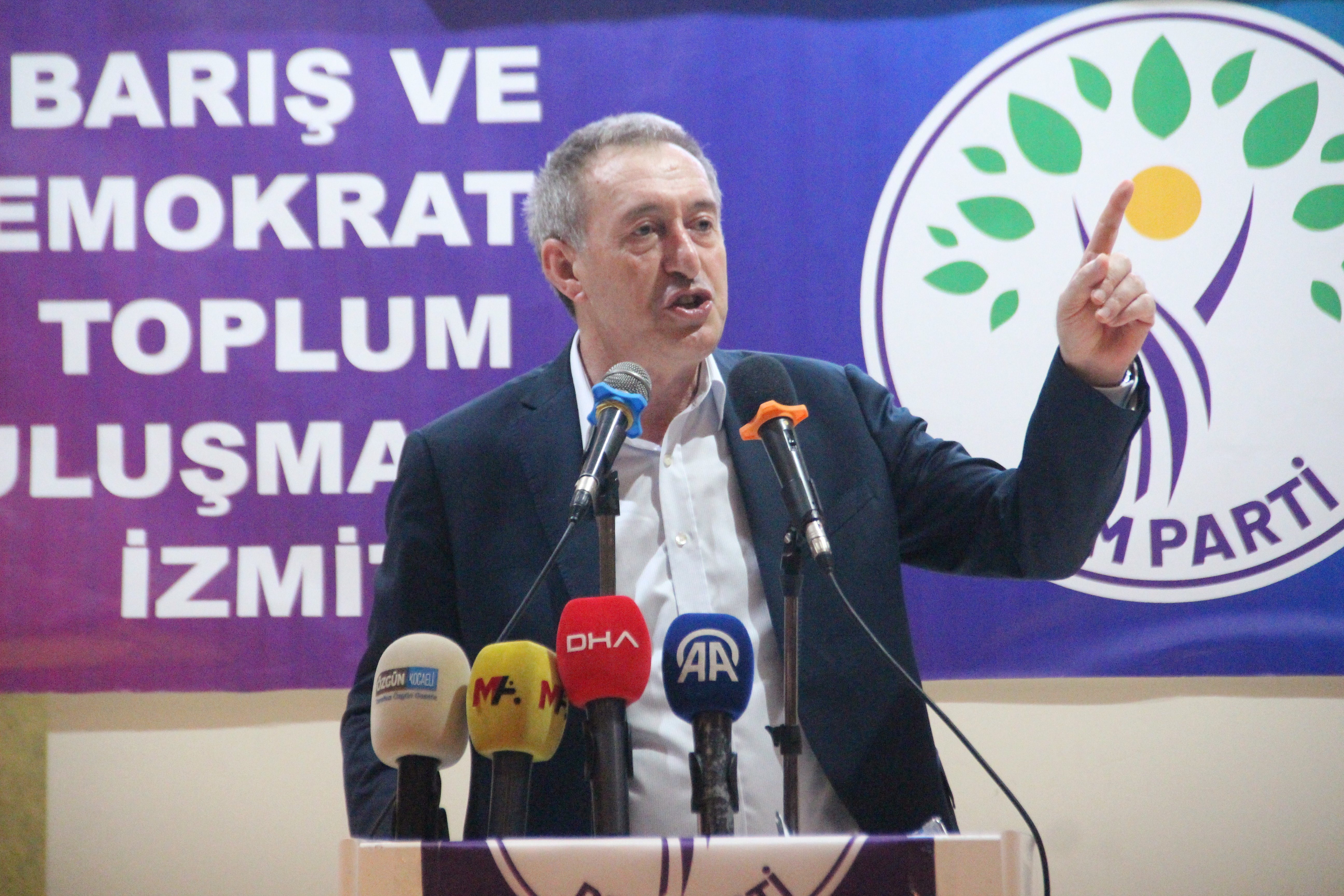 DEM Parti toplantısından görüntüler