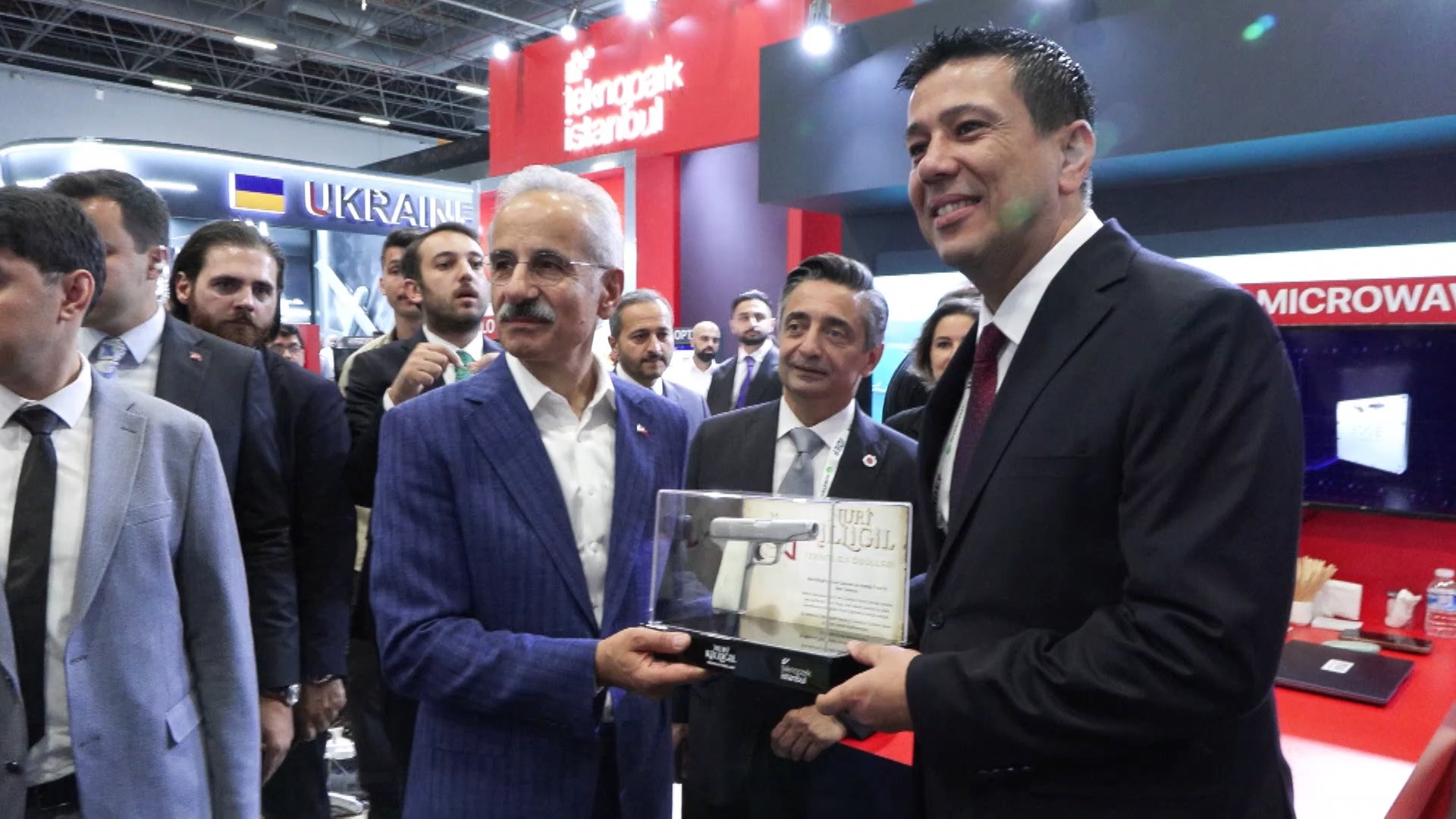 Bakan Uraloğlu stant gezisi