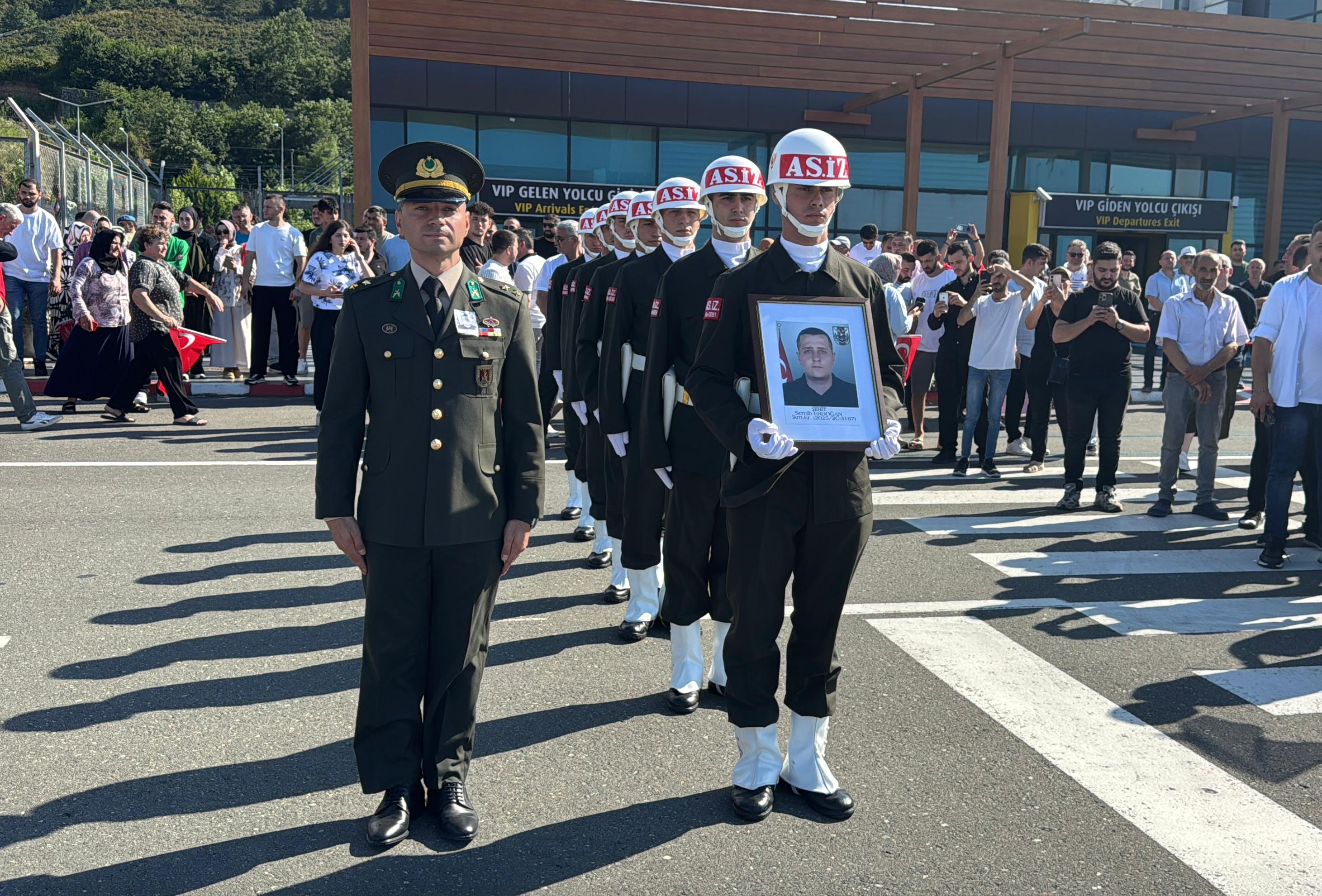 Şehit İkmal Er Semih Erdoğan ailesi