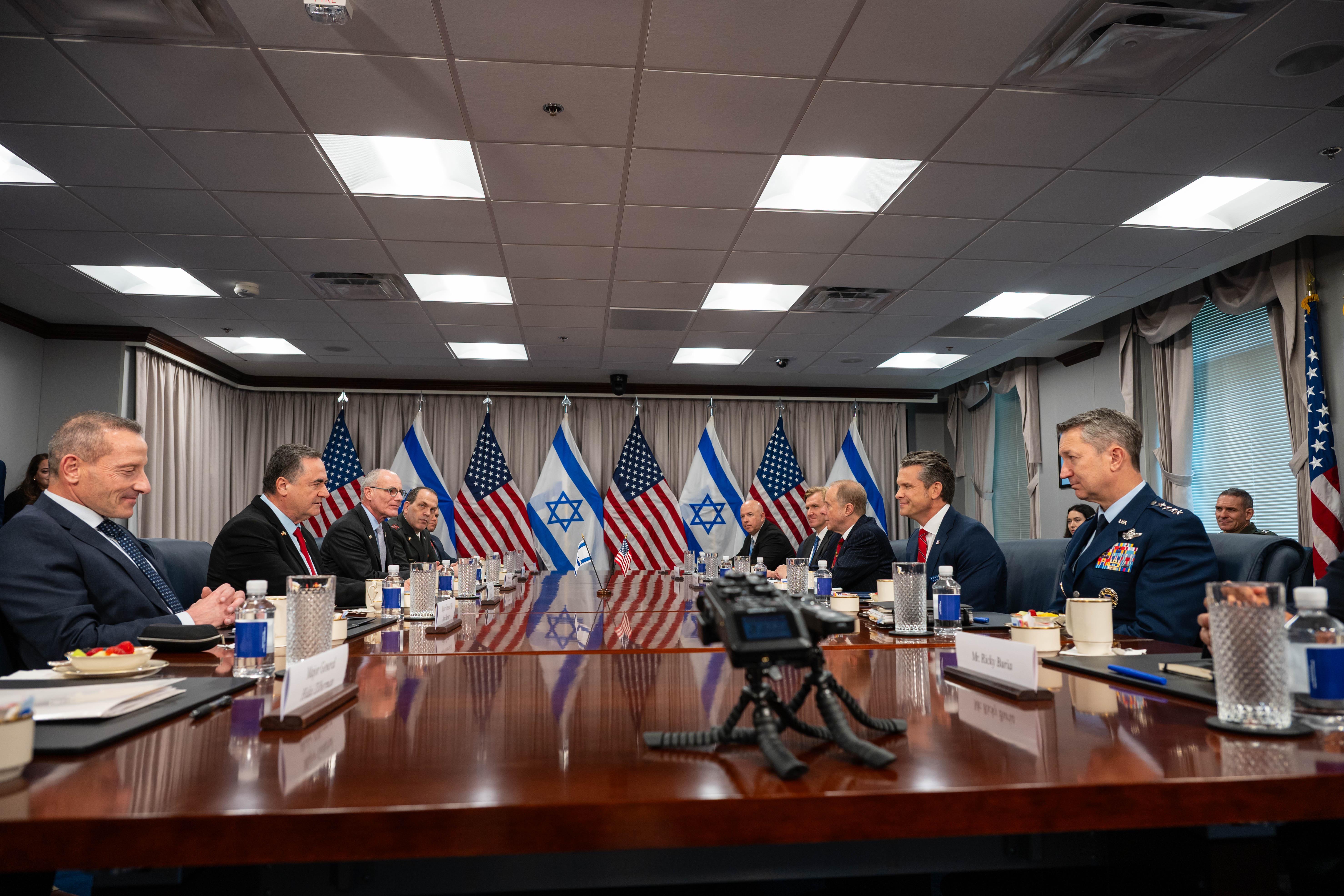 ABD Savunma Bakanı Pete Hegseth ve İsrail Savunma Bakanı Israel Katz