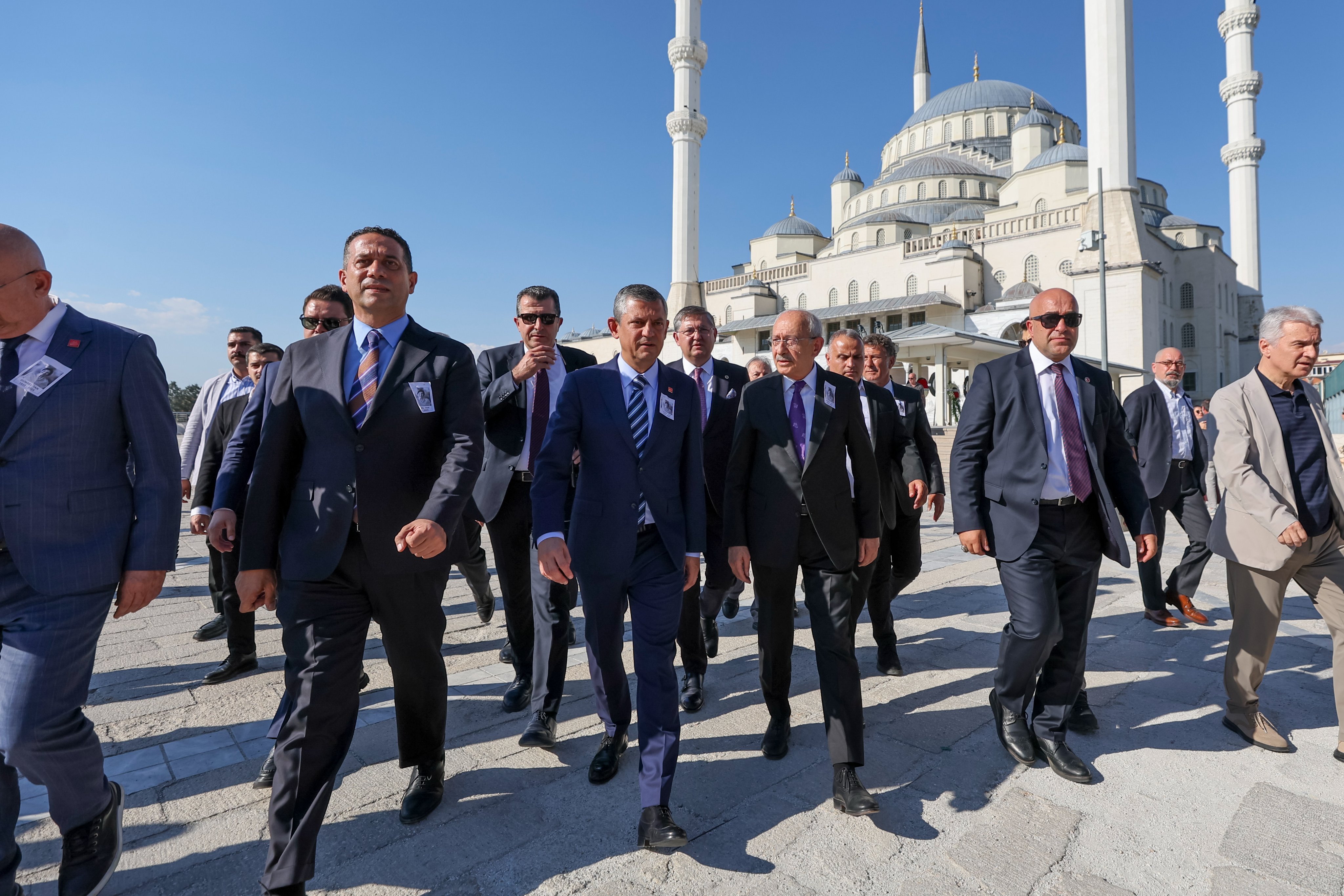 Namık Tan taziyeleri kabul ediyor