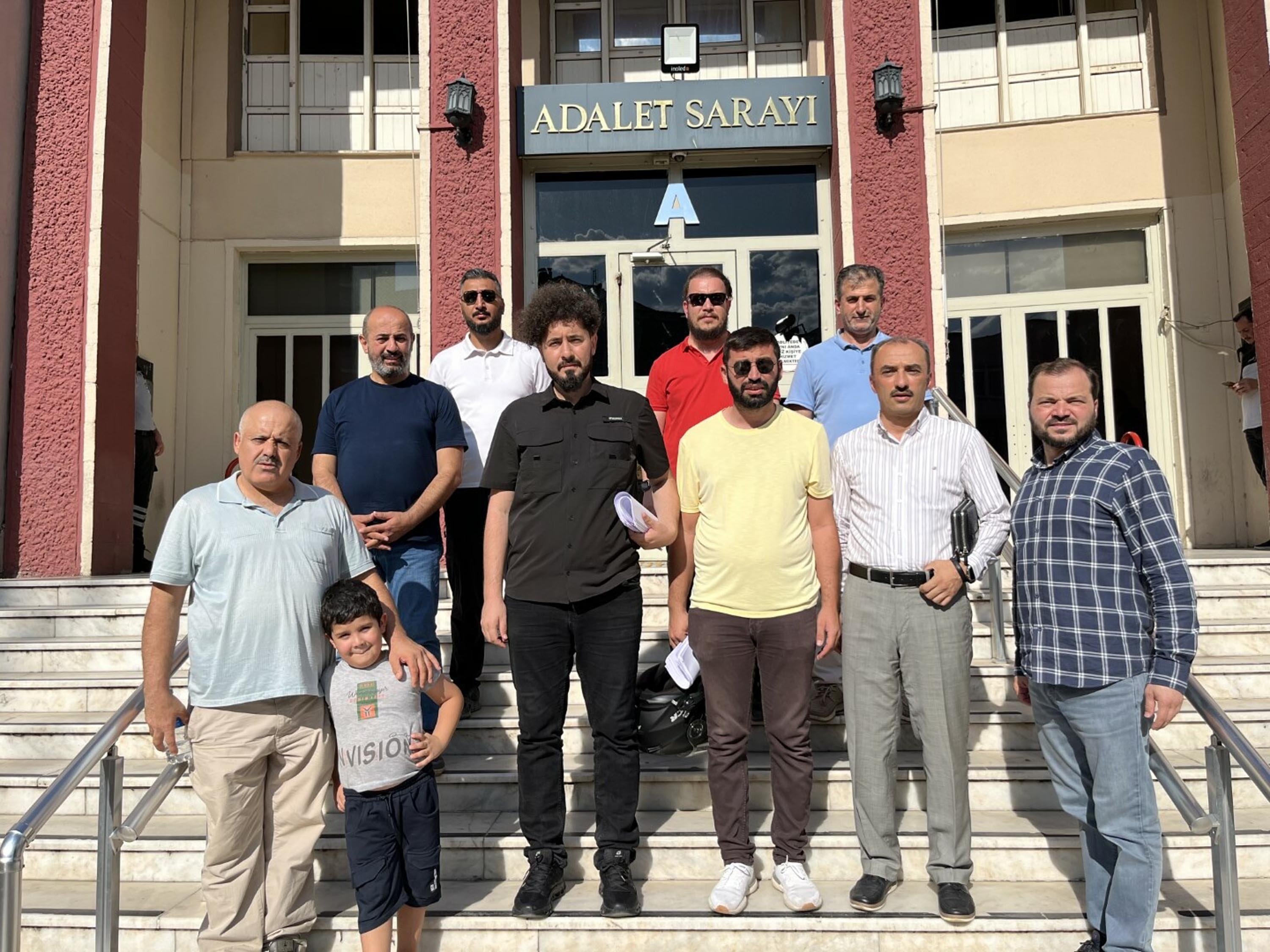 Aydın Adliyesi önünde toplanan Sivil Dayanışma Platformu üyeleri
