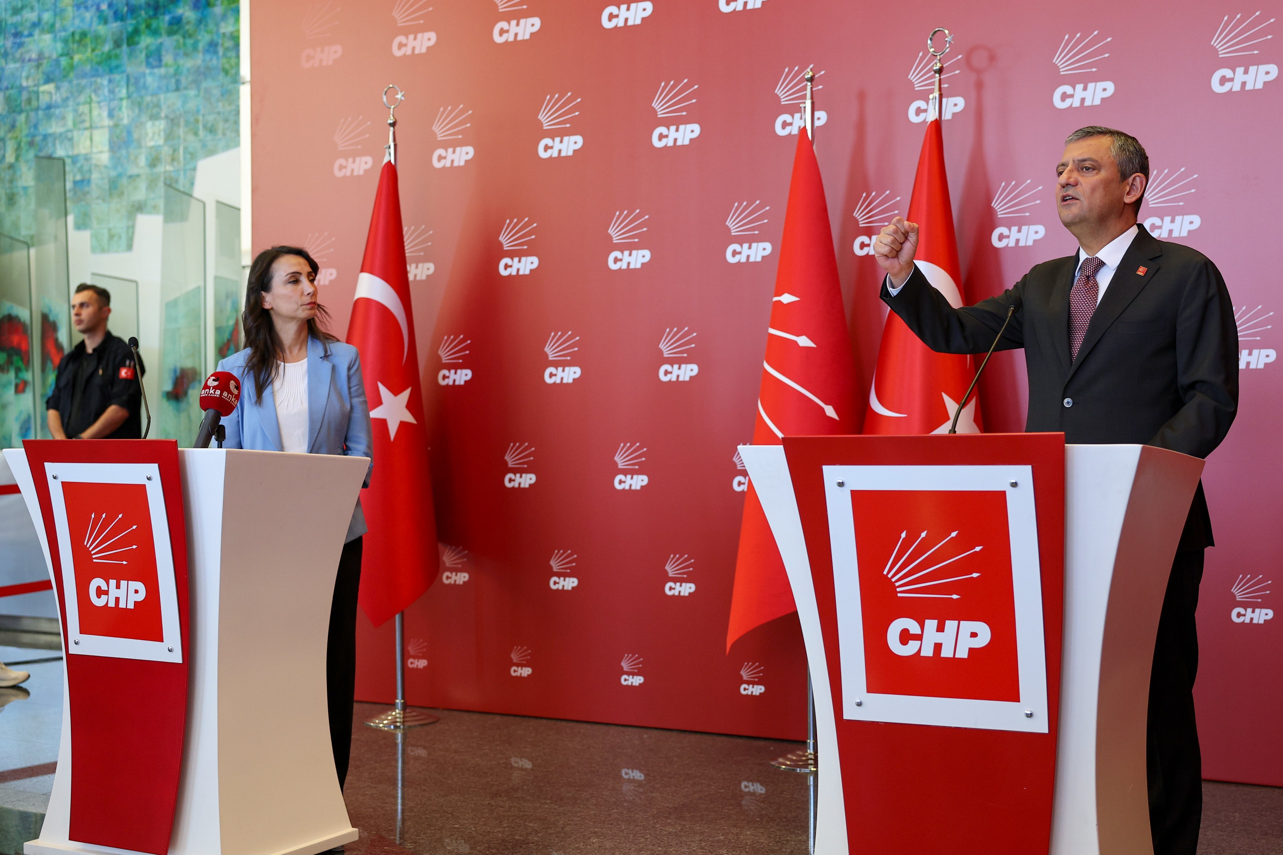 DEM Parti Heyeti CHP Genel Başkanı Özgür Özel ile görüşüyor