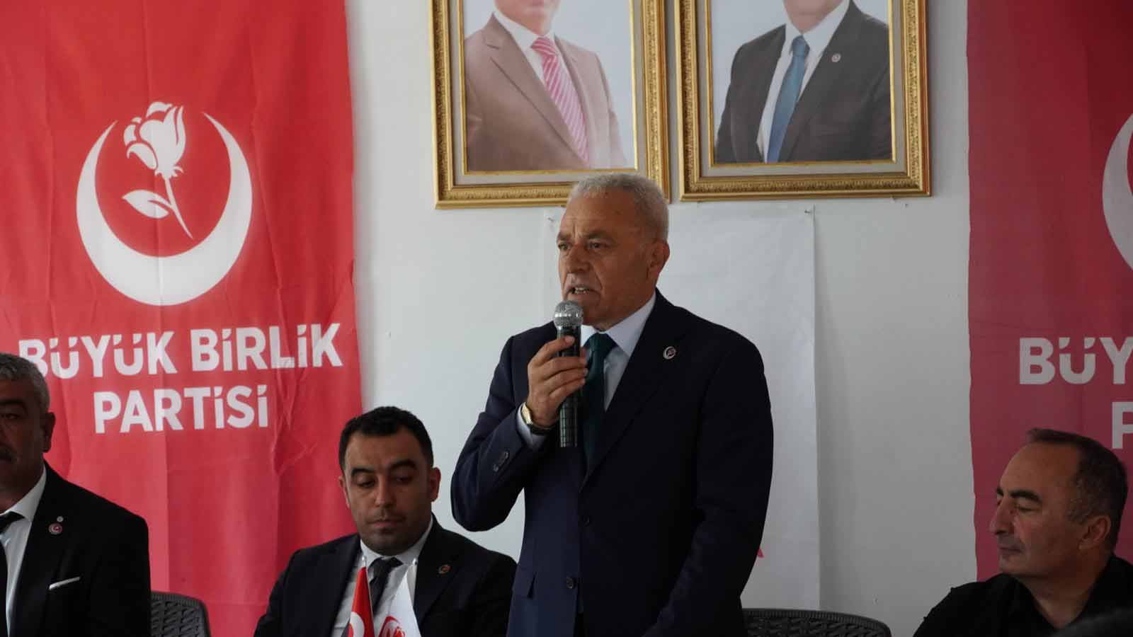 Fehmi Güney konuşma yapıyor