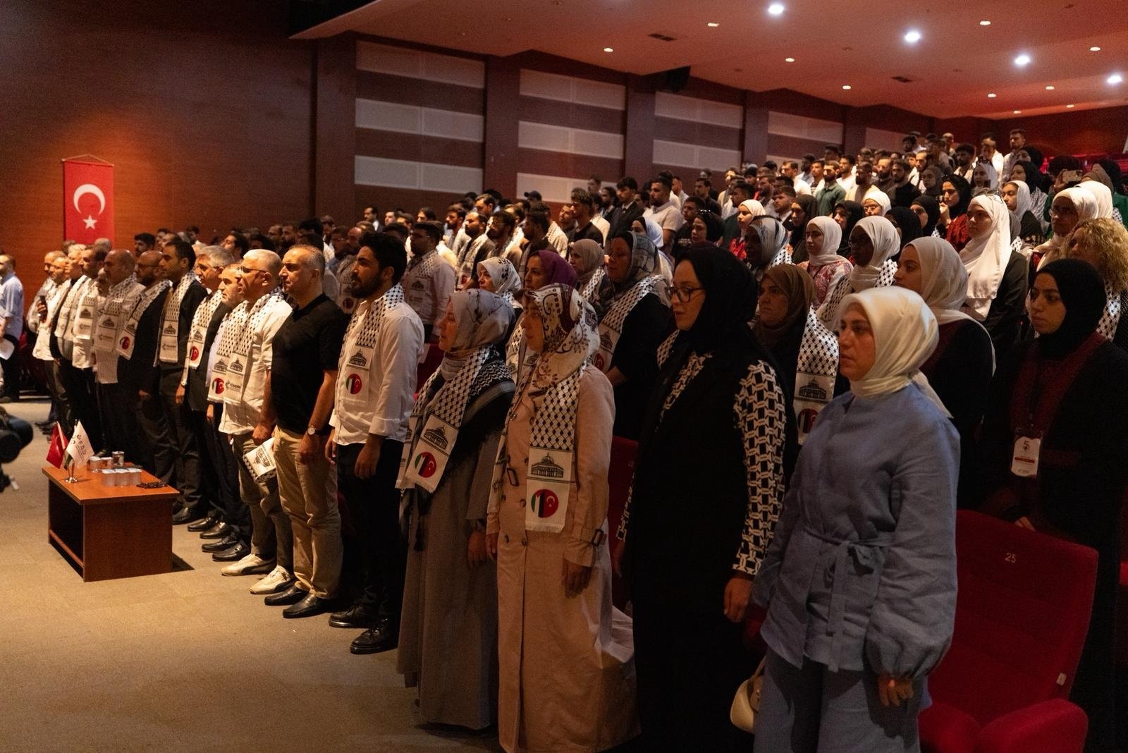 TÜRGEV Başkanı Hatice Akıncı Yılmaz konuşma yapıyor
