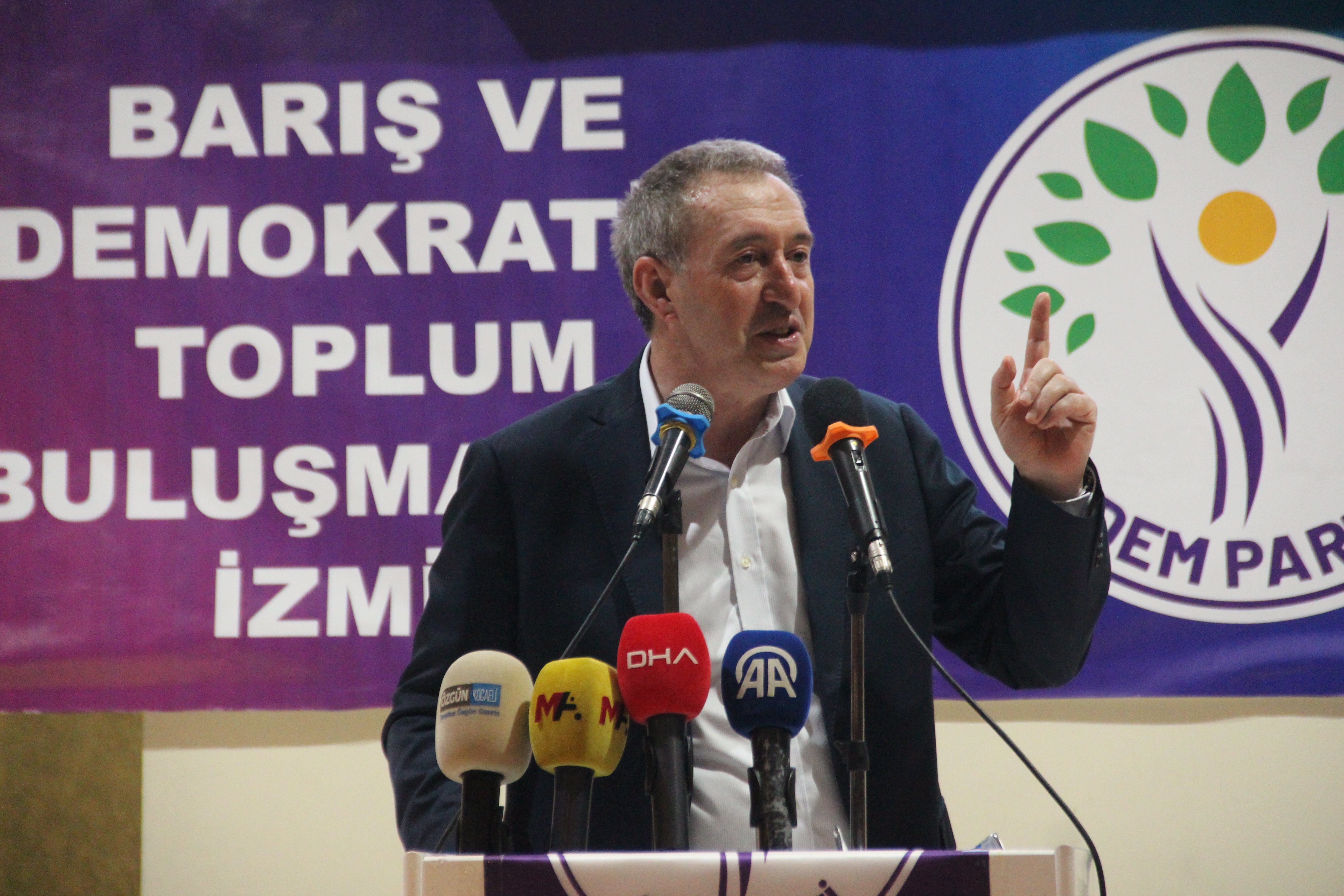 Tuncer Bakırhan konuşma yaparken