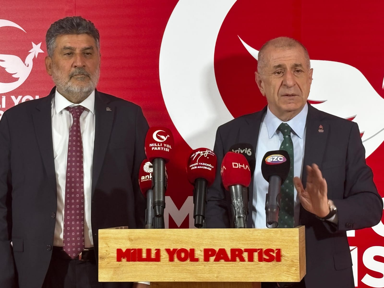 Remzi Çayır konuşma yapıyor