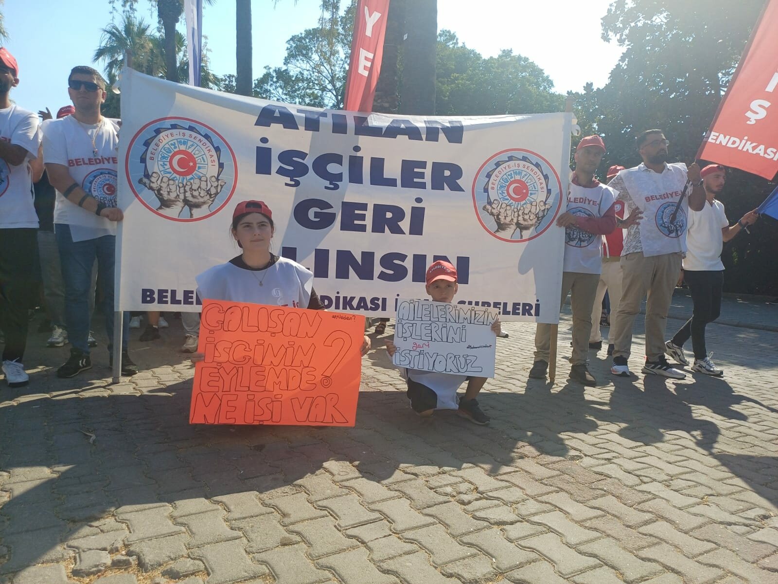 Cemil Tugay işçilerle konuşuyor