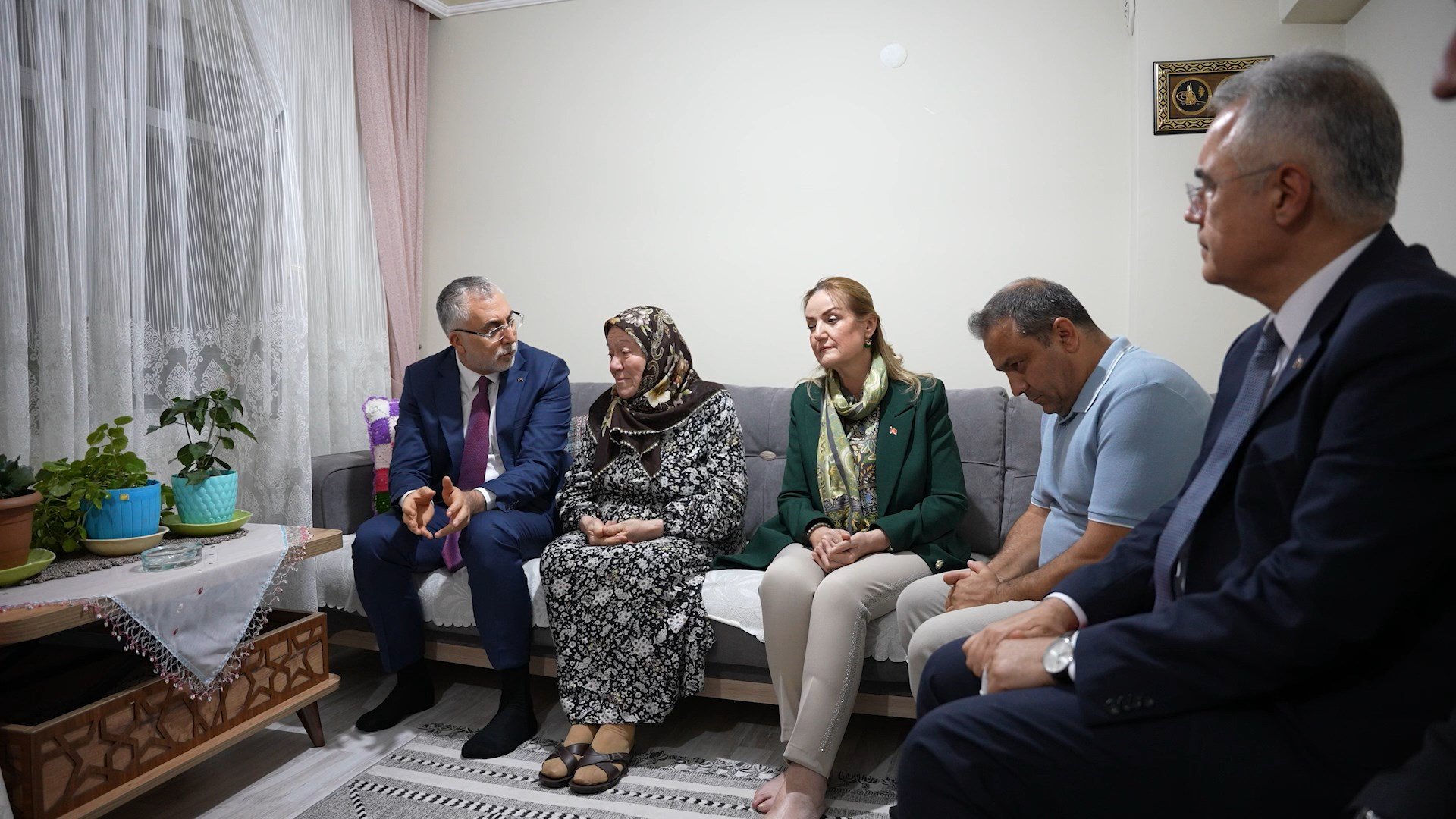 Bakan Vedat Işıkhan Şehit Ailesini Ziyaret Etti
