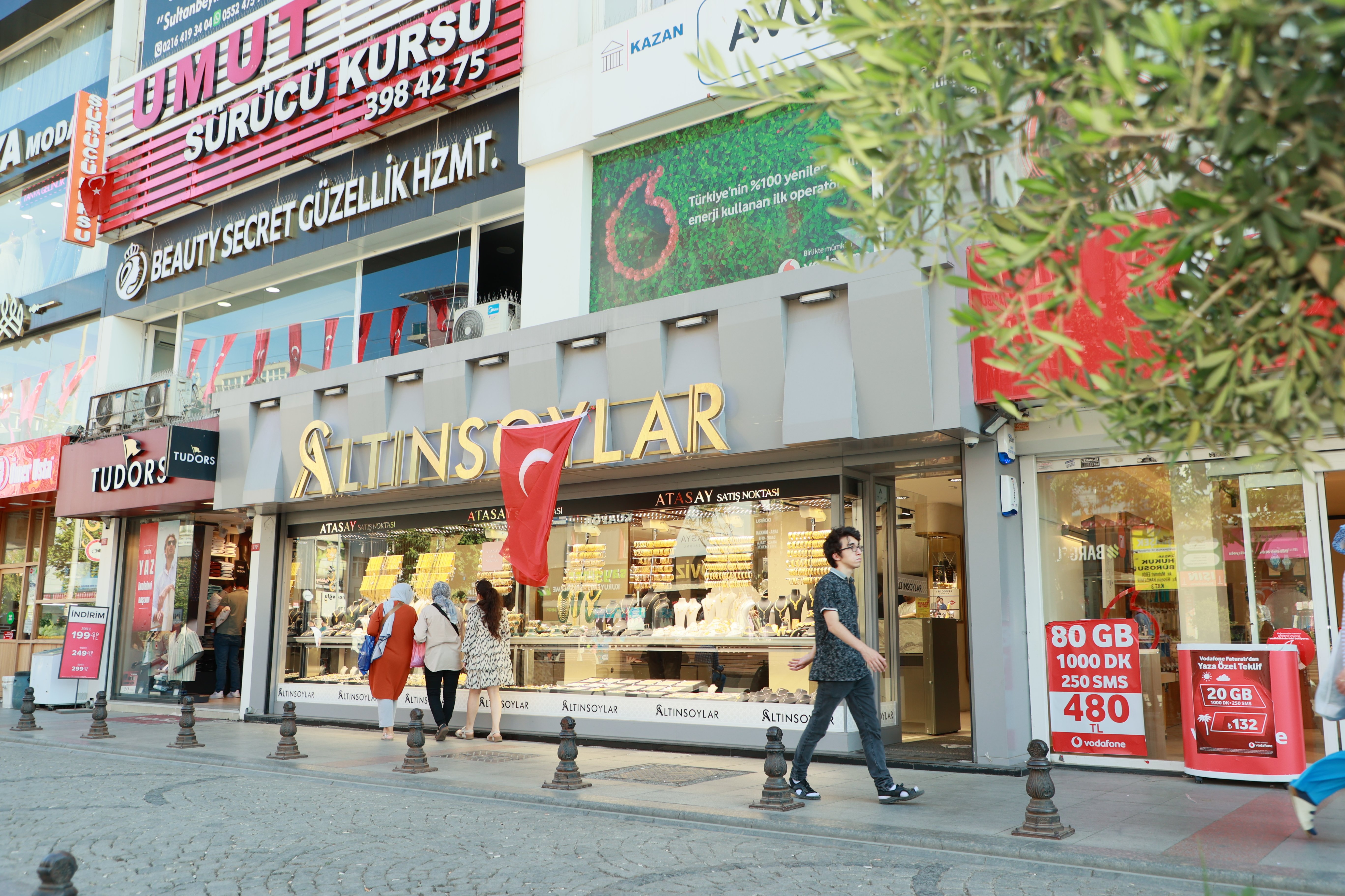 Sultanbeyli Bayraklarla Donatıldı